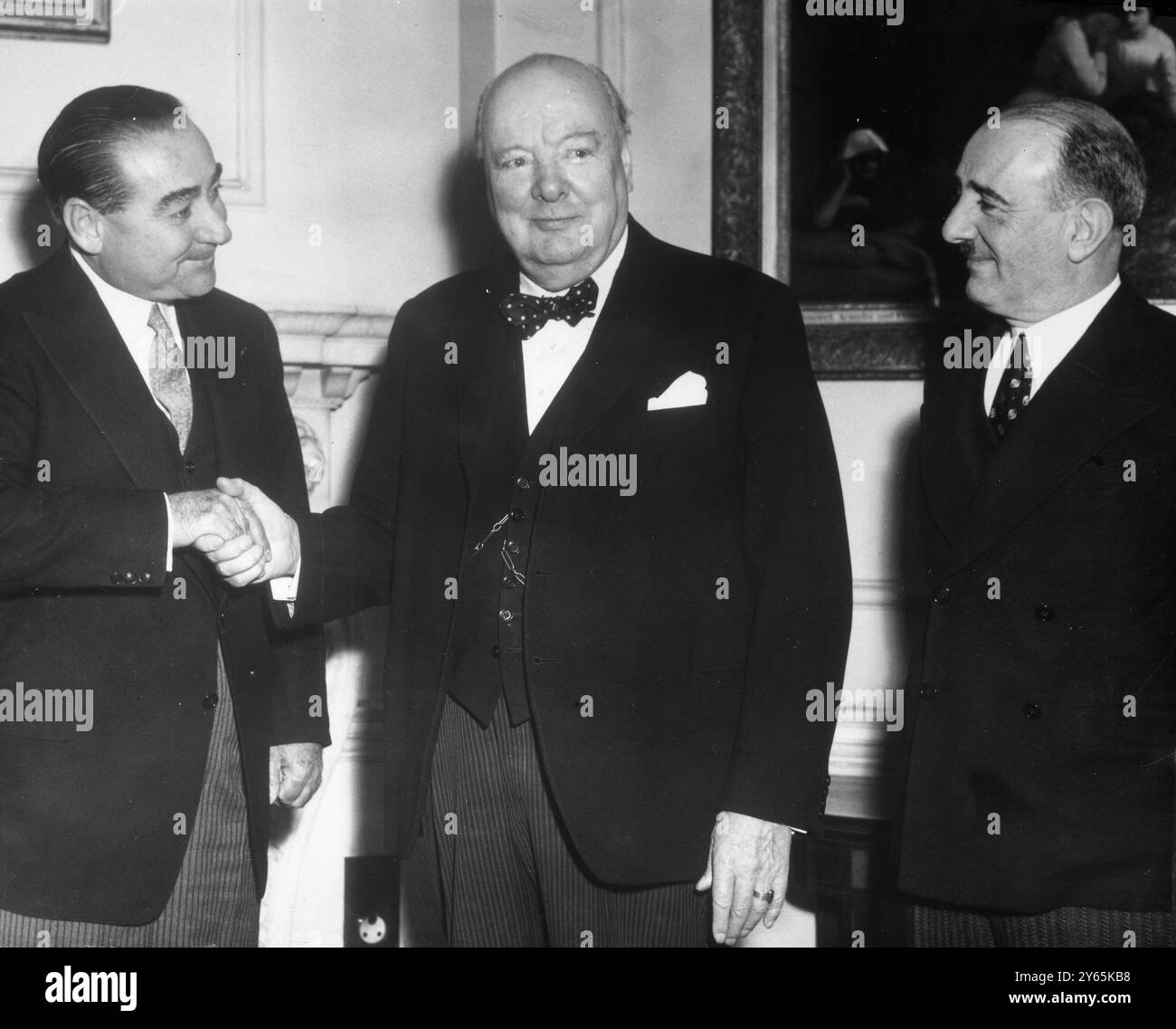 Herr Churchill begrüßt den türkischen Premierminister des britischen Premierministers Winston Churchill ( Mitte ) mit dem türkischen Premierminister Adnan Menderes ( links ) und dem türkischen Außenminister Professor Fuat Koprulu ( rechts ) in der Downing Street 10 . Oktober 1952 Stockfoto