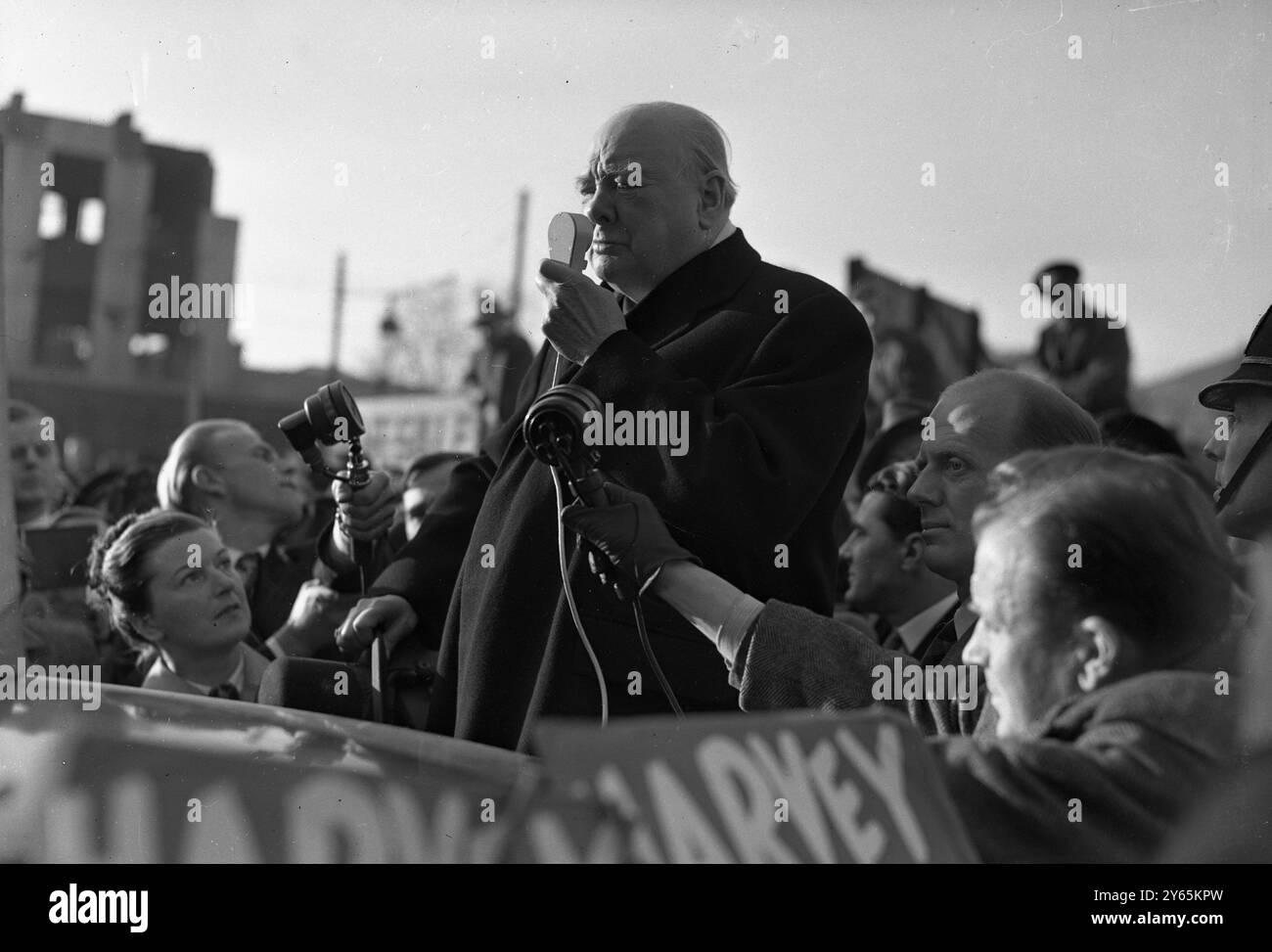 Letzte Worte von Winston Umgeben von Handmikrofonen Herr Winston Churchill , spricht der konservative Führer in der Hoe Street im Wahlkreis Walthamstow East , wo John Harvey der Kandidat der Konservativen ist . Oktober 1951 Stockfoto