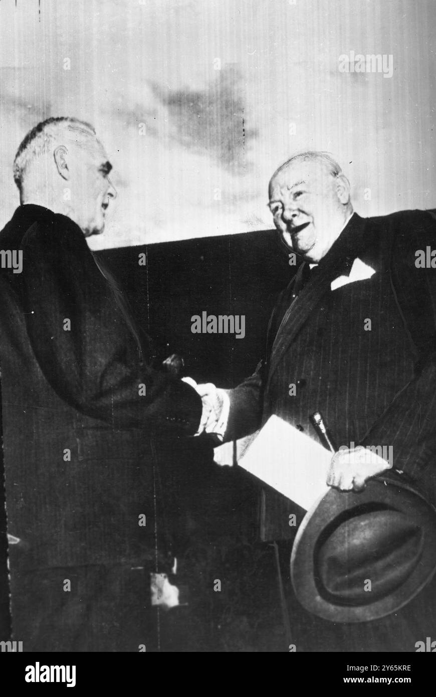 Churchill kommt nach Kanada Premierminister Winston Churchill flog gestern nach Kanada , um den kanadischen Führern über seine Washington - Gespräche zu berichten . Von Menschenmassen am Flughafen begrüßt, brach Applaus aus, als Sir Winston Churchill in der Tür des Flugzeugs lächelnd erschien und sein berühmtes " V " für " Sieg " -Schild gab . Auf der linken Seite befindet sich Kanadas Premier St. Laurent 30. Juni 1954 Stockfoto