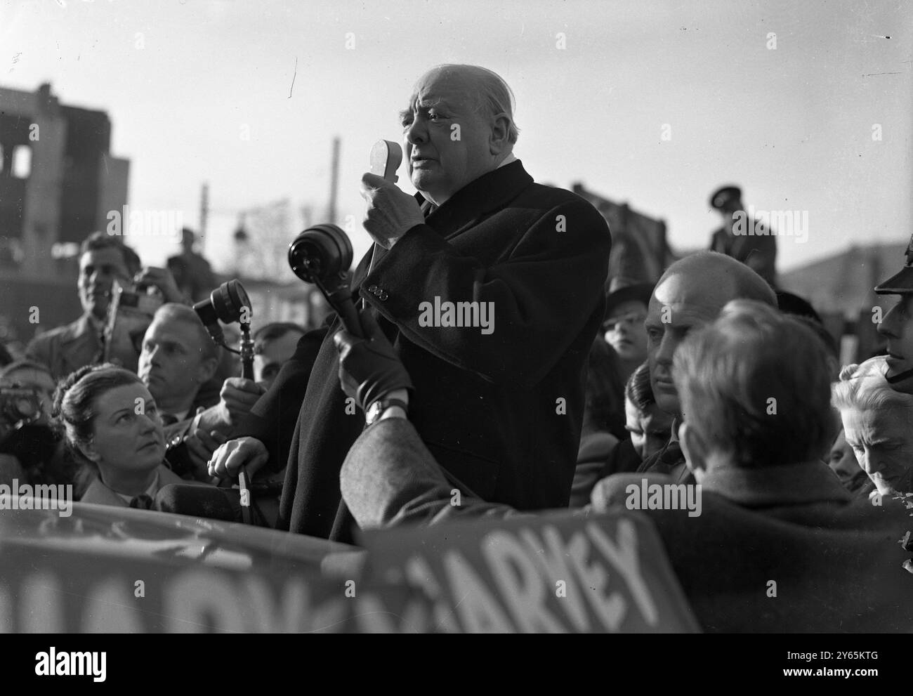 Letzte Worte von Winston Umgeben von Handmikrofonen Herr Winston Churchill , spricht der konservative Führer in der Hoe Street im Wahlkreis Walthamstow East , wo John Harvey der Kandidat der Konservativen ist . Oktober 1951 Stockfoto
