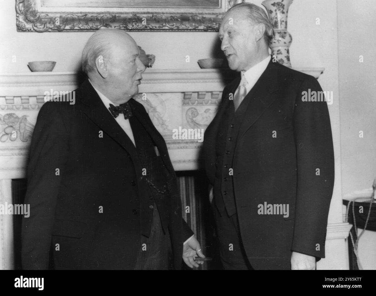 Herr Winston Churchill Premierminister Winston Churchill ( links ) spricht mit dem Bundeskanzler Dr. Konrad Adenauer , als er sich in der Downing Street 10 zu Gesprächen über die Situation in Deutschland traf . Dezember 1951 Stockfoto