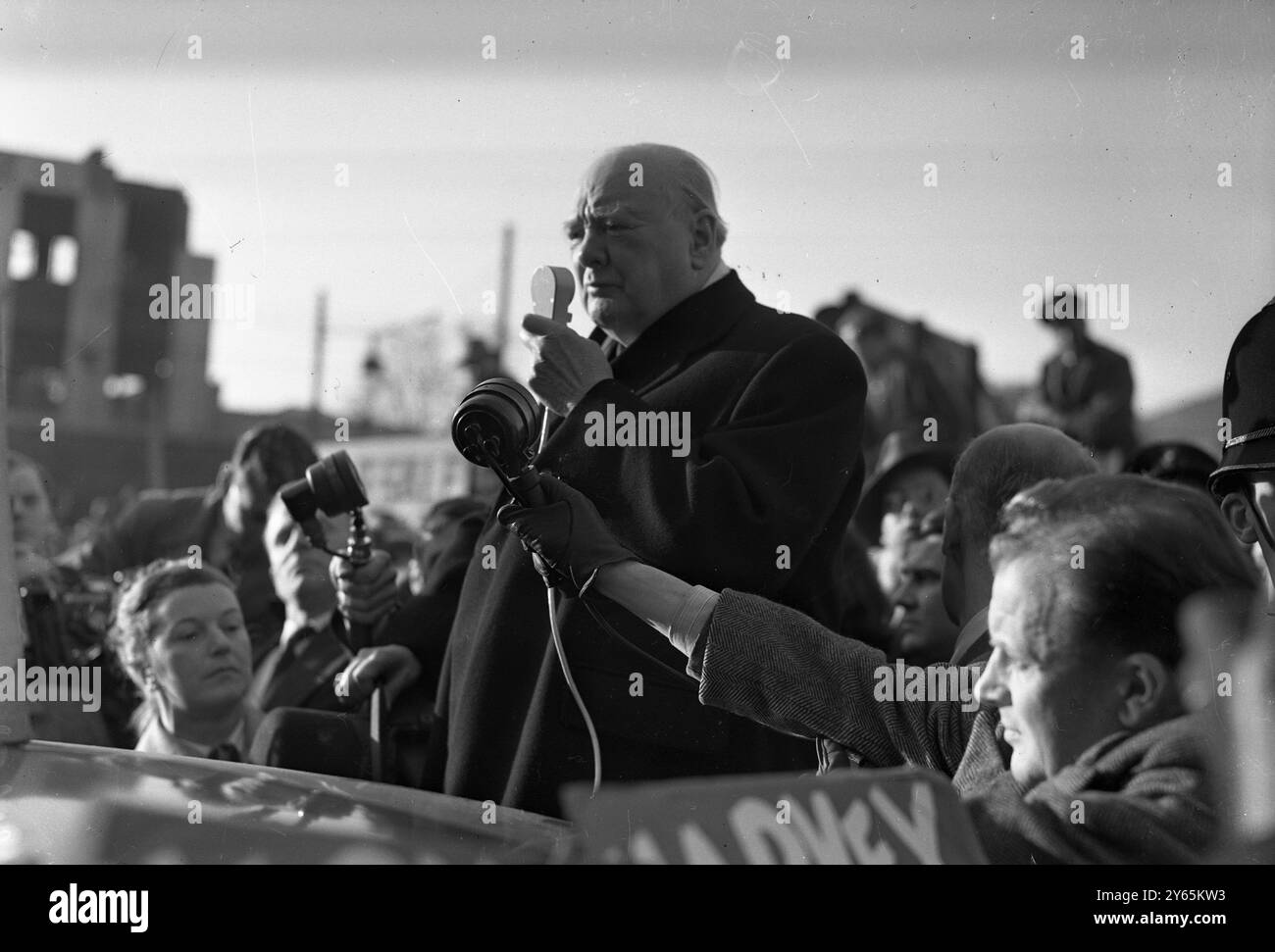 Letzte Worte von Winston Umgeben von Handmikrofonen Herr Winston Churchill , spricht der konservative Führer in der Hoe Street im Wahlkreis Walthamstow East , wo John Harvey der Kandidat der Konservativen ist . Oktober 1951 Stockfoto