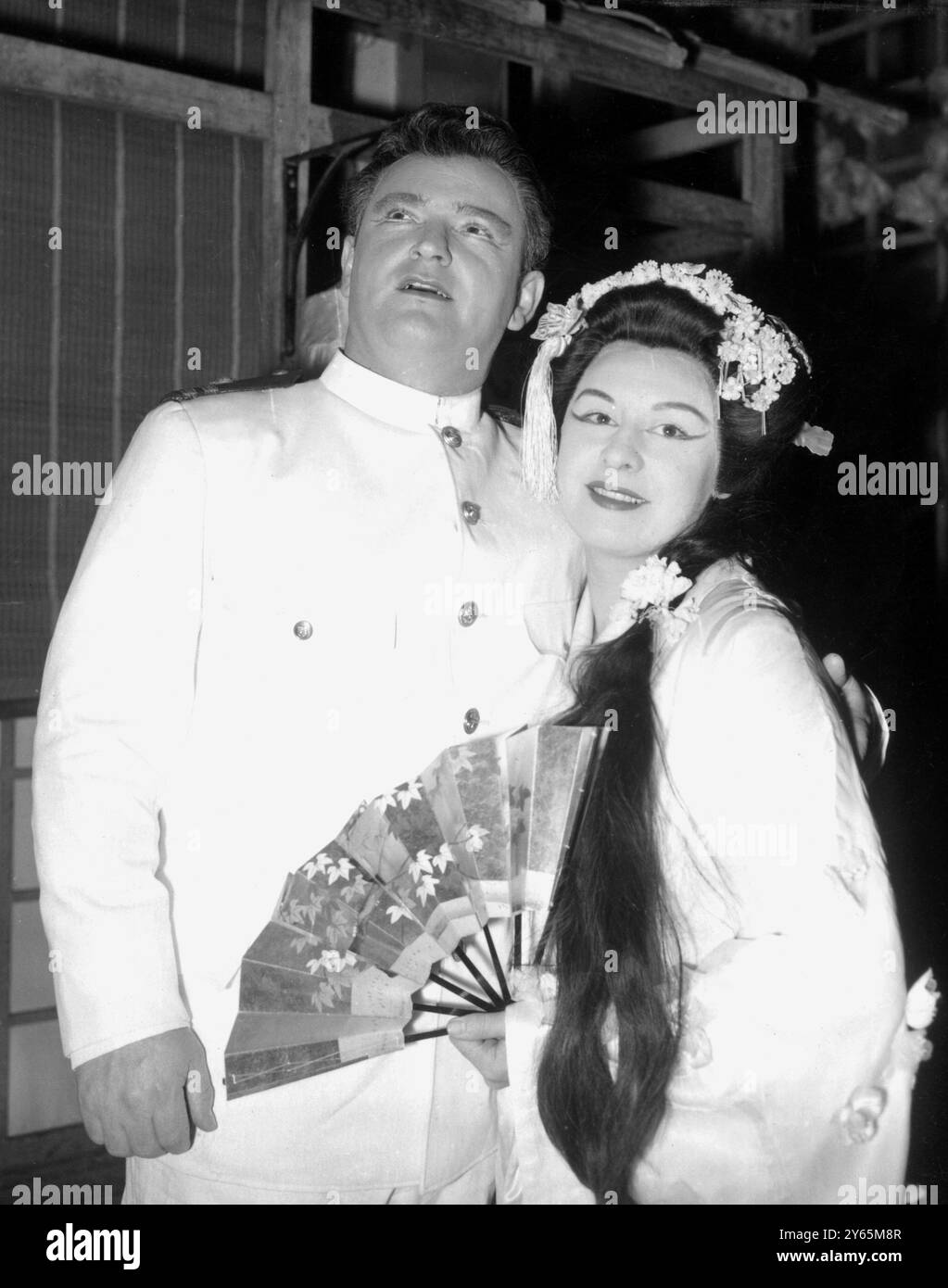 Sena Jurinac , die kroatische Sopranistin aus Wien , wird mit Charles Craig im Royal Opera House in Covent Garden in London für ihr Debüt mit der Covent Garden Opera Company in der Titelrolle von Puccinis Madama Butterly geprobt . Herr Craig vom Sadler's Wells Theatre singt die Rolle des Lieutenant Pinkerton . Januar 1959 Stockfoto