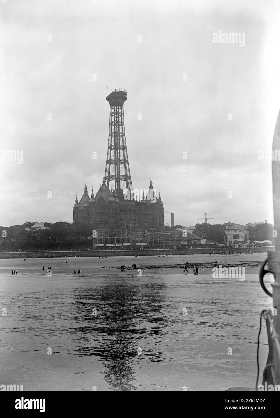 Der New Brighton Tower und der Ballsaal. Das berühmte Wahrzeichen an der Liverpool Bay, das gerade abgebaut wird. 1920 Stockfoto