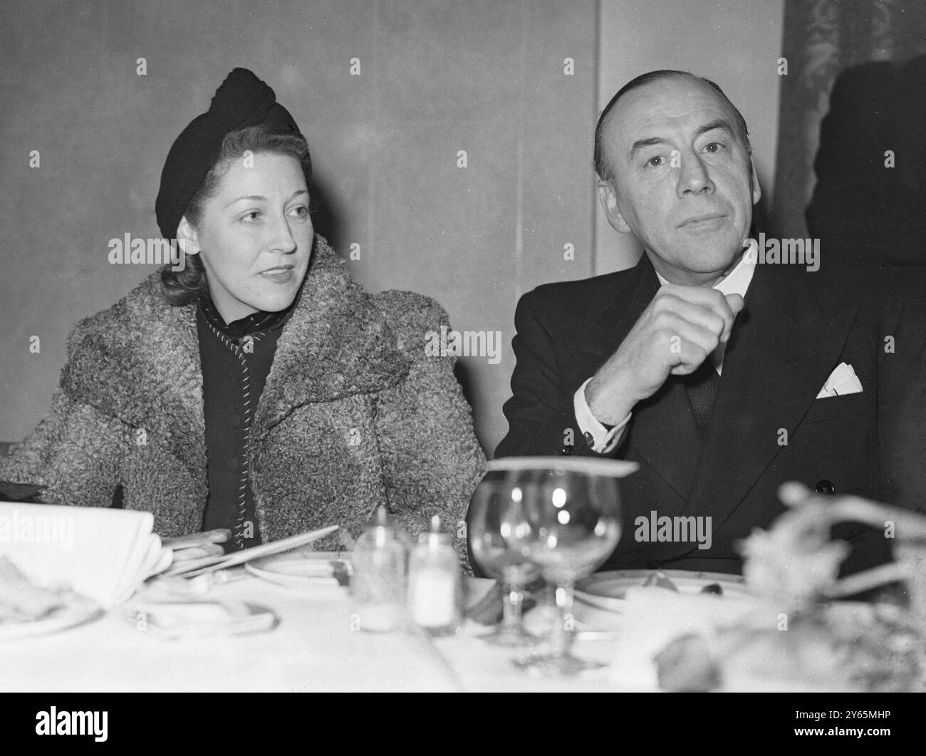 Miss Amy Johnson und Sir Charles Craven, der seine Ernennung zum zivilen Mitglied des Air Council annimmt, in dem er über die Produktion im Zweiten Weltkrieg 1940 beraten wird Stockfoto