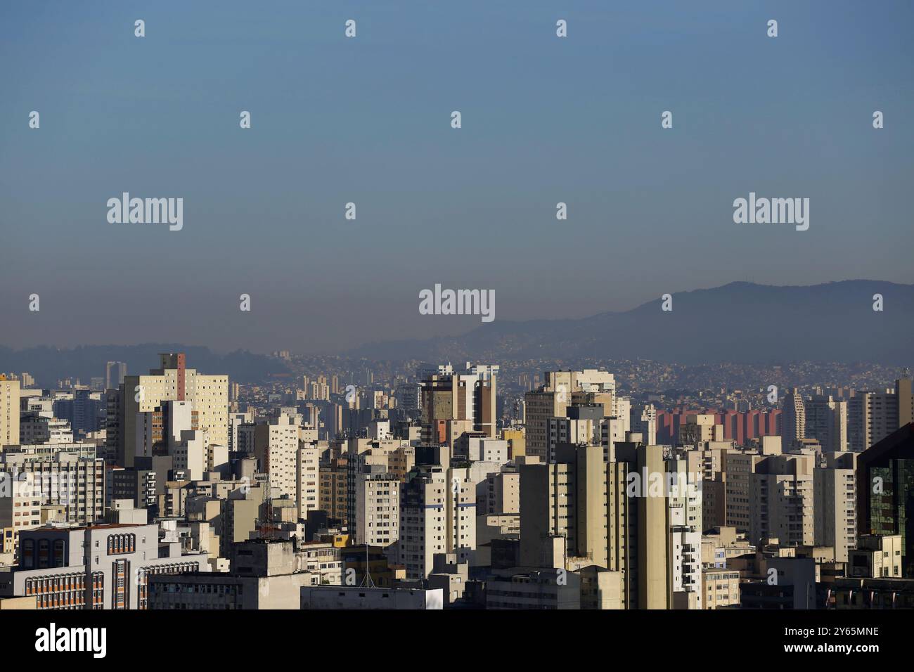 Eine dicke Schicht Luftverschmutzung bedeckt die Stadt Sao Paulo, Brasilien. Der Berg Pico do Jaragua ist im Hintergrund rechts zu sehen. Stockfoto