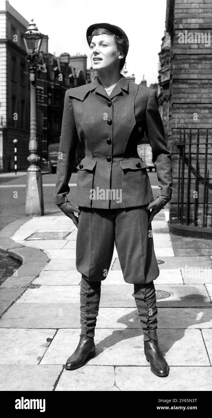 Für die Sportlerin, die beim Drehen geht, hat Charles Creed aus London diesen Anzug mit dem Titel "Highlands" in grün-braunem Lovat Tweed entworfen. Der Anzug, der in der Herbstkollektion von Creed enthalten ist, besteht aus einer Jacke im Norfolk-Stil, die hinten halb Gürtel hat, und 'plus Fours', 23. August 1950 Stockfoto