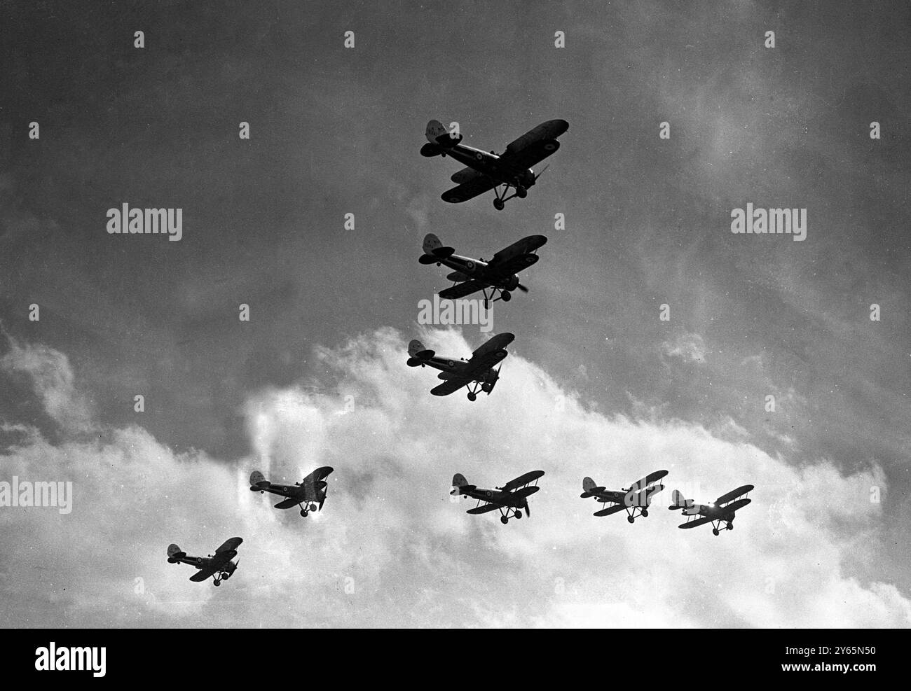 RAF-Kämpfer Proben in Northolt für den Empire Air Day. Kampfflugzeuge und Bomberpiloten der Royal Air Force haben in Northolt die Flugschau einstudiert , die sie am Empire Air Day am 29 . Mai 1937 auf der Station geben werden , wenn der Flugplatz zusammen mit 52 weiteren Einheiten der RAF öffentlich besichtigt werden kann . Das Foto zeigt: RAF Gloster Gauntlets Flugzeuge der No 111 Squadron Probe Squadron Air Drill, in denen die Flugzeuge ihre Formation mit Guards Präzision ändern. Der Anführer der Formation erteilt seine Befehle per Funk. Mai 1937 Stockfoto