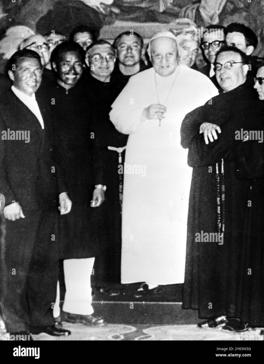 Papst Johannes XXIII. Empfing in einer Gruppe als Sonderaudienz zwei der höchsten Kletterer der Welt : den Nepalesen Tenzing Norgay (zweiter von links) , den Sherpa , der bei der Eroberung des Mount Everest hilft und den Italiener Achille Compagnoni (links), der den K2 bestieg . März 1959 Stockfoto