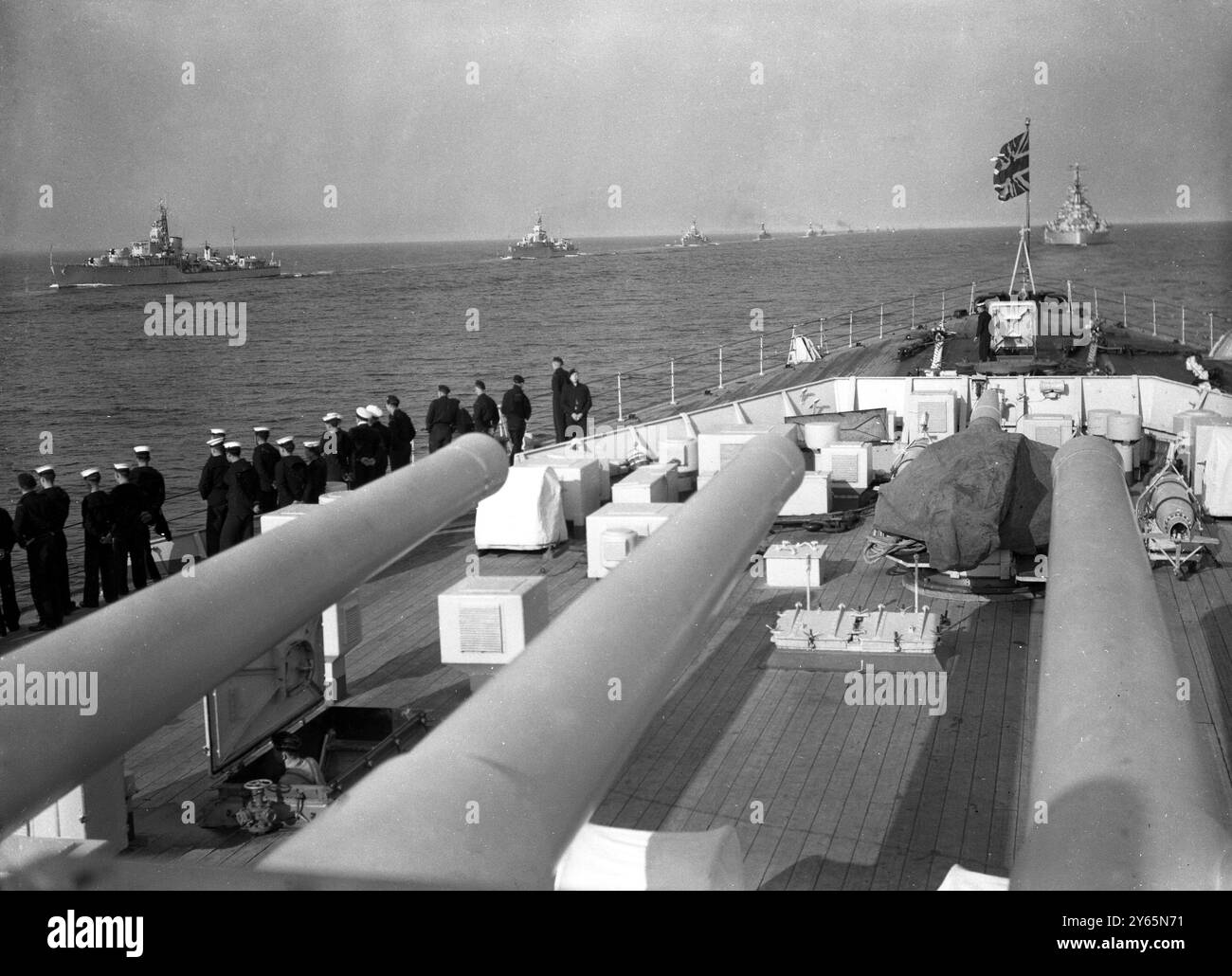 Großbritannien übt seine Macht auf See in den größten Manövern seit 1939 aus - Operation Dawn Ein Bild von HMS Hower, das die HMS Anson rechts (obere Ecke) zeigt, während die Schiffe in der Linie zum "Schlachtgebiet" fahren. Mai 1948 Stockfoto