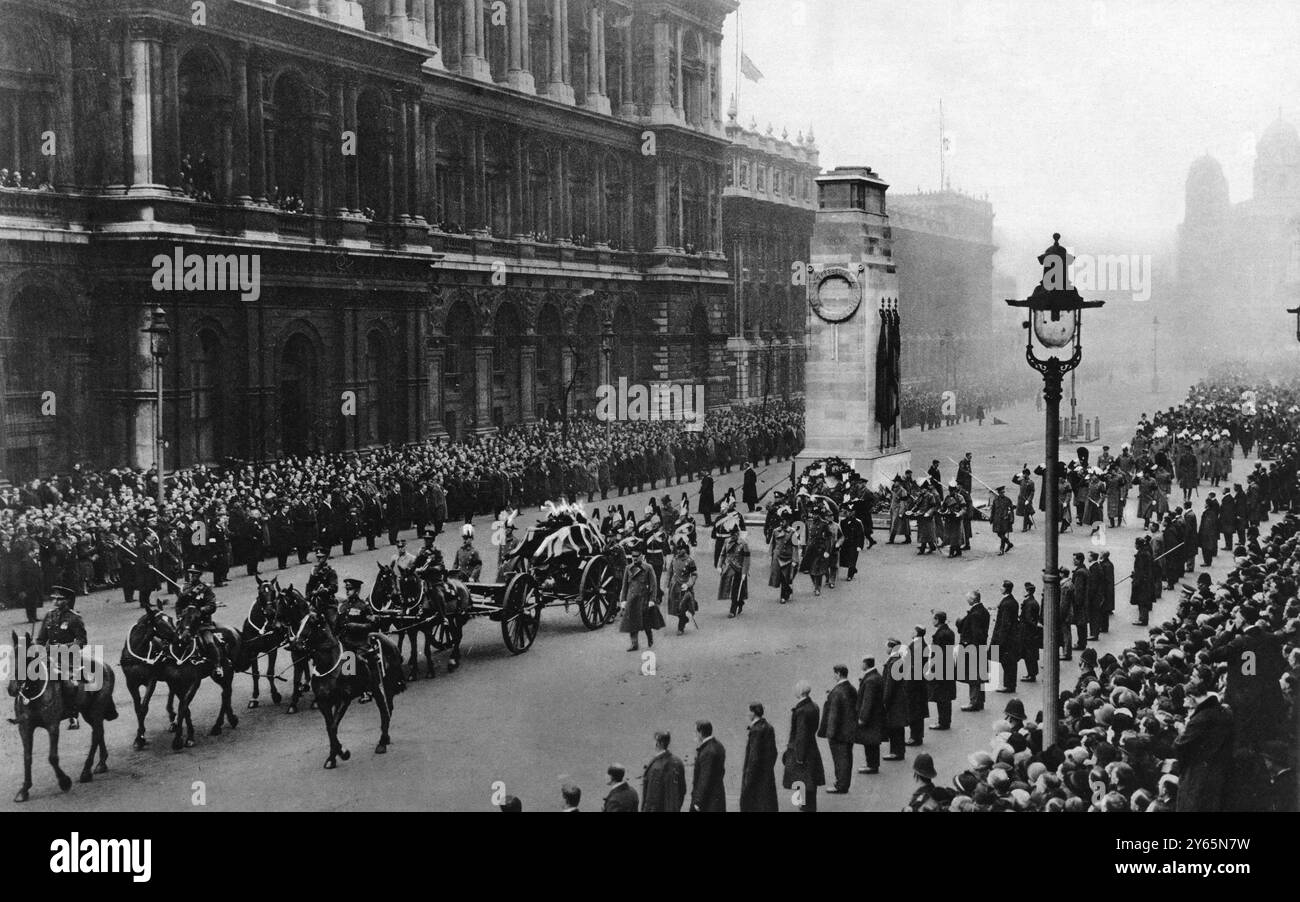 Londons Abschied von Lord Haig : ein beeindruckender Trauerwettbewerb . Die Bestattungssitzung von Lord Haig in Whitehall auf dem Weg zur Westminster Abbey : der mit Fahnen übersäte Sarg wurde auf dem Waffenwagen des unbekannten Kriegers getragen, gefolgt von den königlichen Prinzen (Salutieren der Cenotaph), während die Männer der britischen Legion entlang der Route ihre Standards eintauchten, während die Kortege vorzog . Februar 1928 Stockfoto