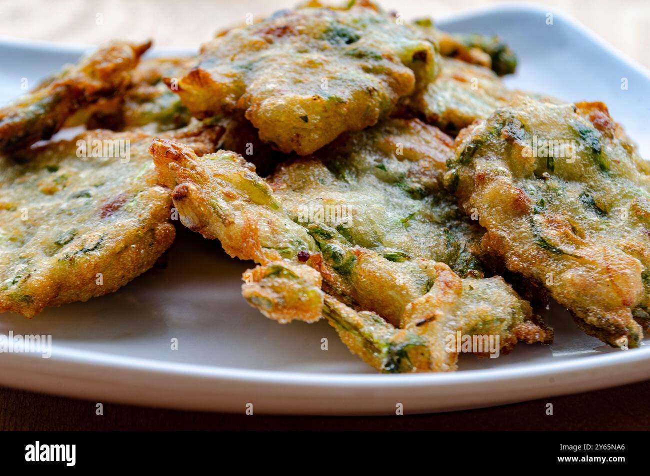 Perfekt Gebratene Gemüsefritter. Traditionelle Fritters Cucur Stockfoto