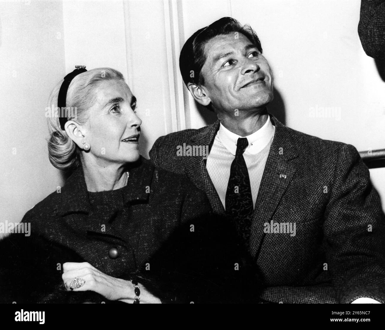 San Francisco , Kalifornien : Barbara Hutton und ihr siebter Ehemann , der vietnamesische Prinz Doan Vinh Na Champacak , posierten für Bilder , als sie das Presbyterian Medical Centre in San Francisco verließen . Die Erbin verließ das Krankenhaus nach einem fünfwöchigen Aufenthalt wegen rezidivierender Magenkrankheit. Sie fuhr mit ihren drei Krankenschwestern nach Hawaii , die sie in den Urlaub nimmt, als Dankbarkeit für ihre Pflege . März 1965 Stockfoto