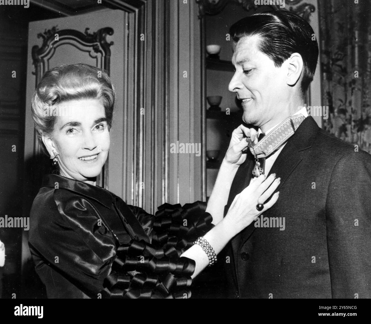 PARIS : Prinzessin Doan de Champassak , geb. Barbara Hutton , allgemein als die reichste Frau der Welt angesehen , zusammen mit ihrem Ehemann Prinz Doan de Champassak , Ehemann Nr. 7 , in Paris , wo er gerade den Laotischen Nationalorden der Millionen Elefanten und den Weißen Parasol erhalten hatte . Ihre früheren Ehemänner waren: Fürst Alexis Mdivani , Graf Kurt von Haughwitz Reventlow , Cary Grant , Fürst Igor Troubetzkoy , Porfirio Rubirosa und Baron Gottfied von Cramm . november 1964 Stockfoto