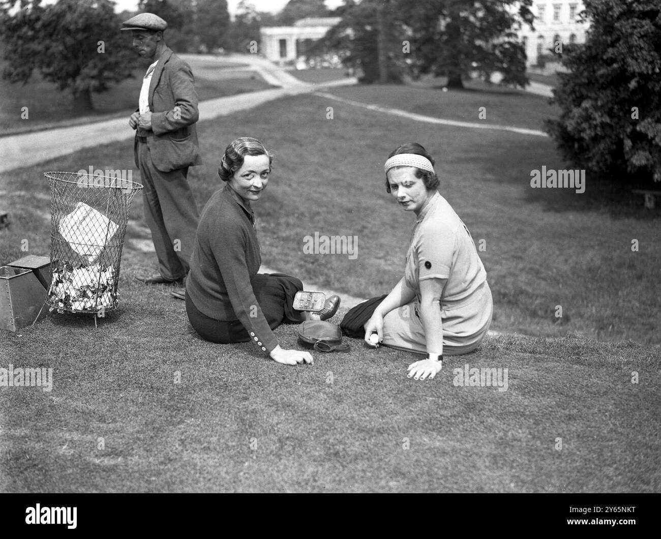 Charity Golf im Moor Park Golf Club - Mrs George Earle und Lady Evelyn Patrick. 1930er Jahre Stockfoto