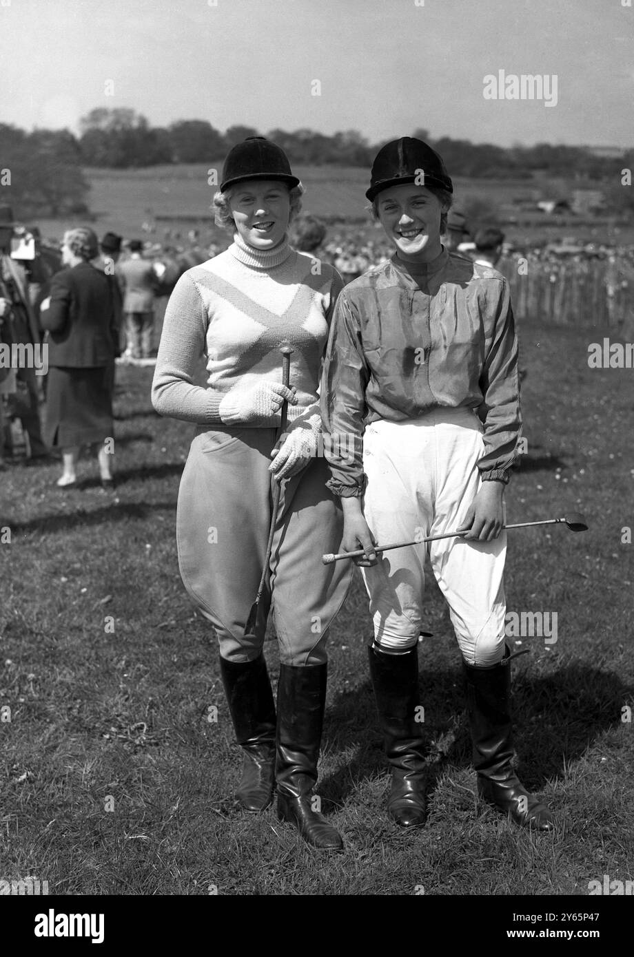 9. Mai 1954 Miss Tessa Covell und Miss Maureen McKenna, Lady Jockeys für die Pendarves Paynter Trophy, angrenzende Hunts' Ladies Race beim Old Surrey und Burstow Hunt Point-to-Point Race bei Spitals Cross, Edenbridge, Kent, England. TopFoto.co.uk Stockfoto