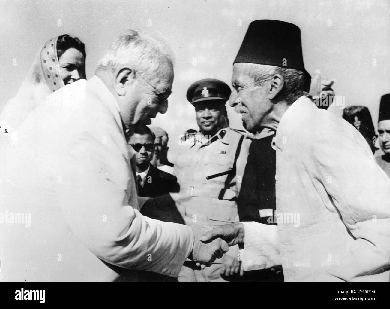 Wenn sich reiche Männer treffen. Zwei der angeblich reichsten Männer der Welt trafen sich kürzlich in Secunderabad , Hyderabad . Sie waren der Aga Khan und der Nizam von Hyderabad. Anlass war der Besuch des Aga Khan nach 30 Jahren bei Mitgliedern seiner Gemeinde in Hyderabad. Das Foto zeigt die beiden großen Männer , die sich am Flughafen Begumpet treffen , den Aga Khan auf der linken Seite und den Nizam von Hyderabad auf der rechten Seite . Januar 1951 Stockfoto