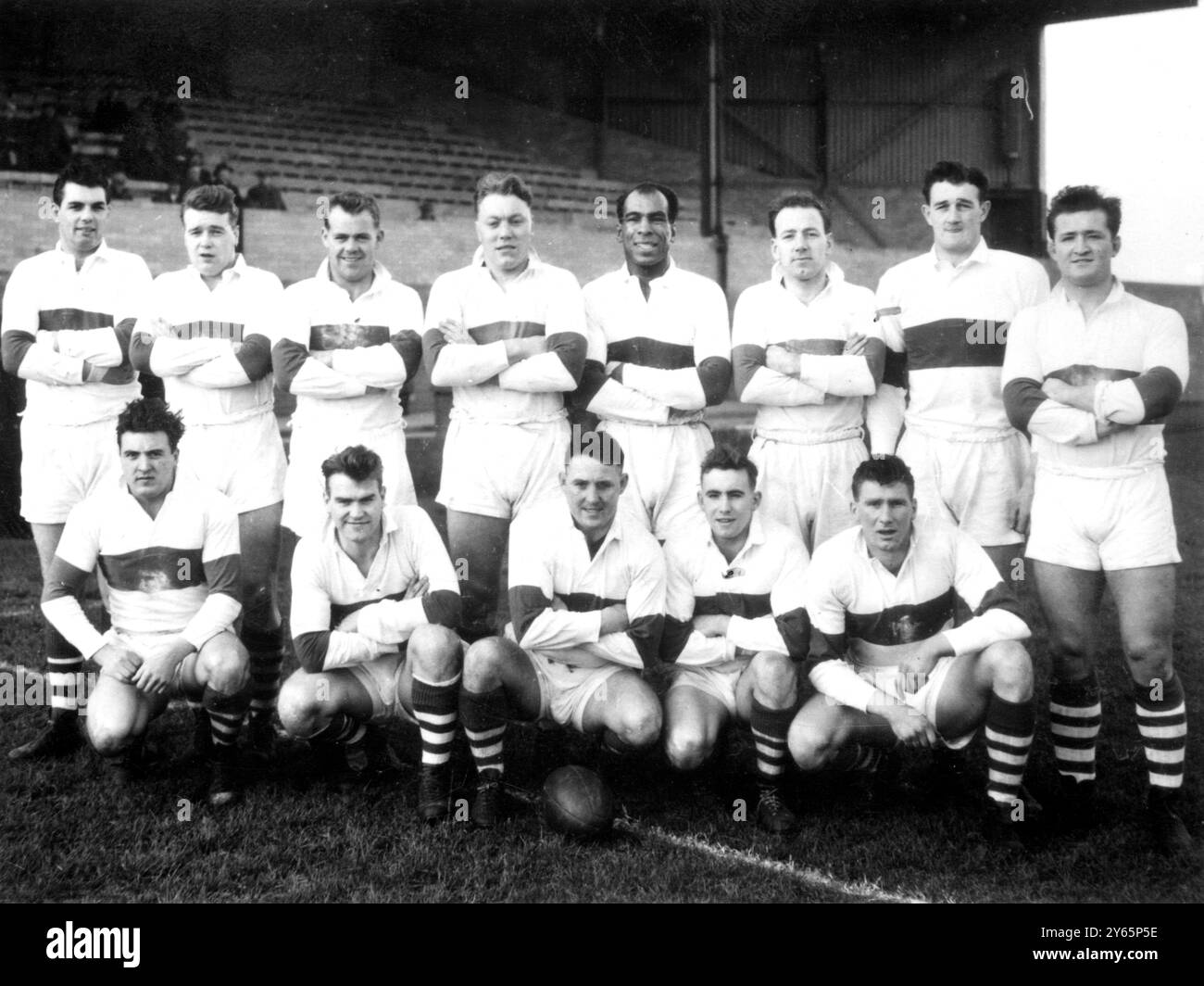 Das Team der Workington Town Rugby League. Sie sind in den vier besten Play-offs der Northern Rugby League Meisterschaft , Halbfinalisten des Rugby League Cup gegen die Featherstone Rovers . Sie sind von links nach rechts und hinten , Brian Edgar , Bert Eden , Bill Wookey , Norman Herbert , CEC Thompson , Jock McAvoy , Bill O'Neill und Andy Key . Erste Reihe ; Harry Archer , Ben Eve , Ted Toohey , John Roper , Ike Südwärts . März 1958 Stockfoto