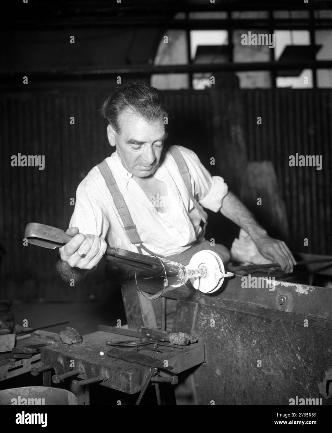 Die Sammler werden seltene Souvenirs der Krönung haben - exquisite Kelche in Diamantspitze geätzt und mit der Chiffre EIIR am 2 . Juni 1953 , überragt von der Königlichen Krone . Die Kelche der Glashütte Whitefriars , Wealdstone , Middlesex produziert Frank Hill , einer der führenden Glasbläser der Welt . Das Bild zeigt: Frank Hill formt geschickt einen Krönungskelch aus dem geschmolzenen Glas. 30. Juli 1952 Stockfoto