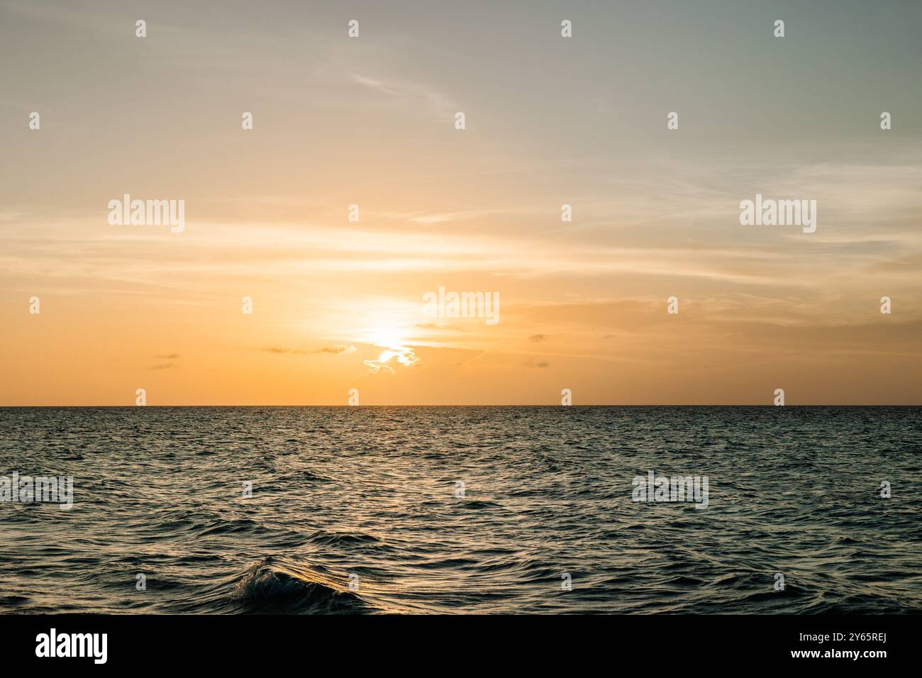 Ein atemberaubender Sonnenuntergang über dem Meer in Varadero, Kuba, der die leuchtenden Farben und das ruhige Wasser einfängt Stockfoto