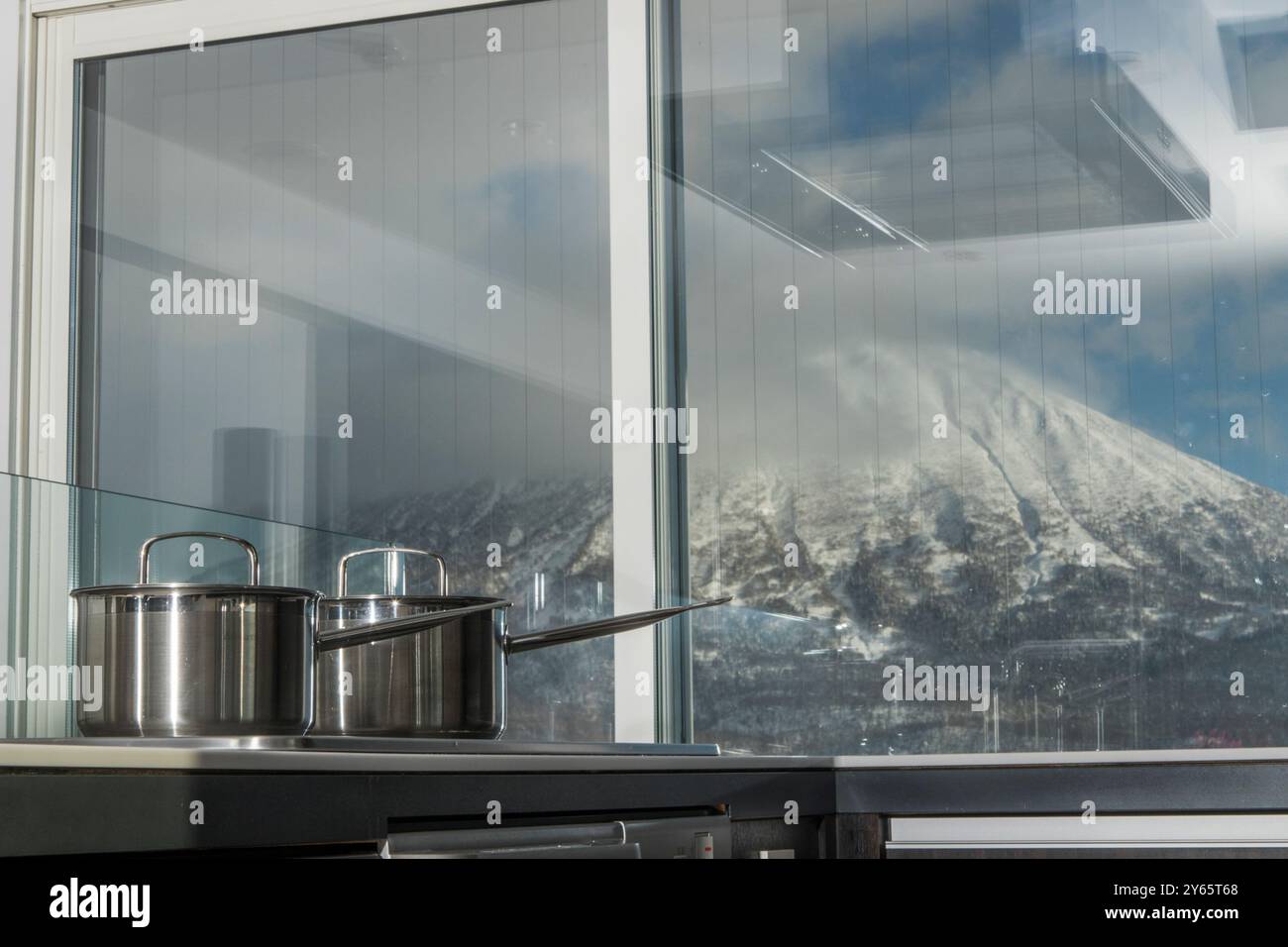 Ein ruhiger Blick auf den Mount Yotei von einer modernen Küche in Hokkaido, mit Edelstahl-Kochgeschirr und elegantem Design Stockfoto