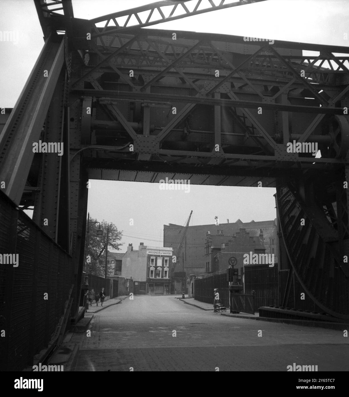 Ein Blick auf die Straße des historischen Public House", die Perspektive von Whitby', die am Ufer der Themse in Wapping Wand ist, East London. 1948 Stockfoto