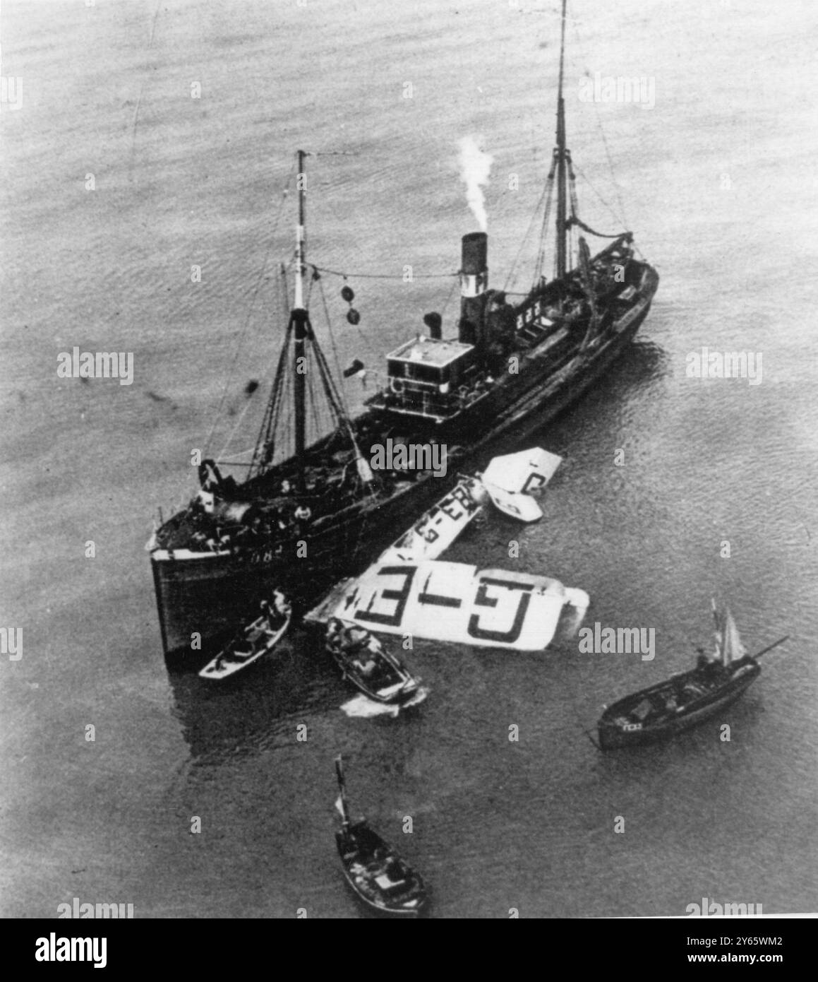 Der Absturz der Imperial Airways Handley Page W.10 von 1929 ereignete sich am 17. Juni 1929, als die Handley Page W.10 G-EBMT einen Triebwerksausfall erlitt und anschließend im Englischen Kanal vor Dungeness verlor, wobei sieben Menschenleben ums Leben kamen. Das Flugzeug führte einen internationalen Linienflug von Croydon zum Flughafen Le Bourget in Paris. Stockfoto Der Absturz der Imperial Airways Handley Page W.10 von 1929 ereignete sich am 17. Juni 1929, als die Handley Page W.10 G-EBMT einen Triebwerksausfall erlitt und anschließend im Englischen Kanal vor Dungeness verlor, wobei sieben Menschenleben ums Leben kamen. Das Flugzeug führte einen internationalen Linienflug von Croydon zum Flughafen Le Bourget in Paris. Stockfoto