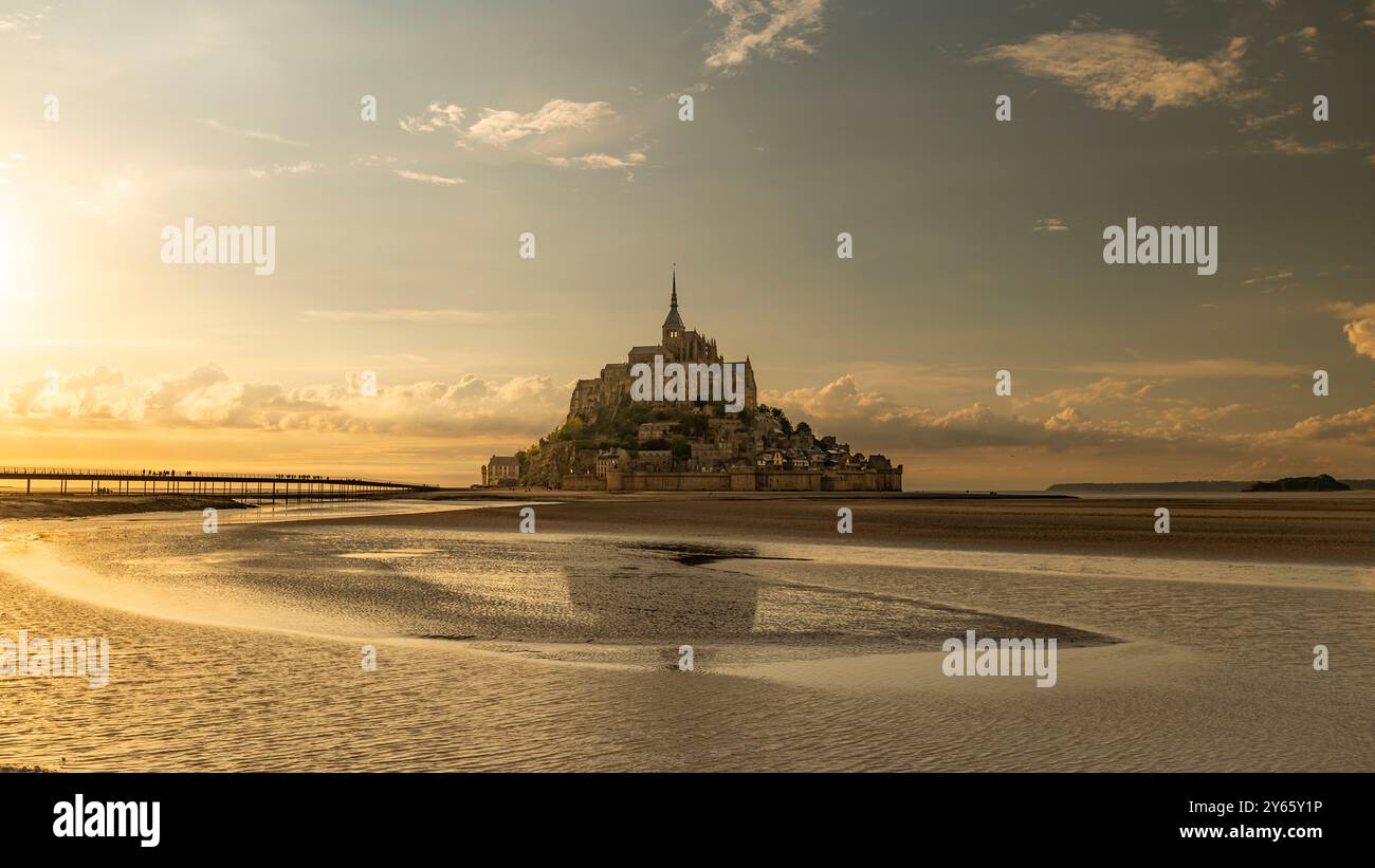 Atemberaubender Blick auf den Mont Saint-Michel, eine historische Inselgemeinde in der Normandie, Frankreich, zeigt die Silhouette vor einem ruhigen Himmel Stockfoto