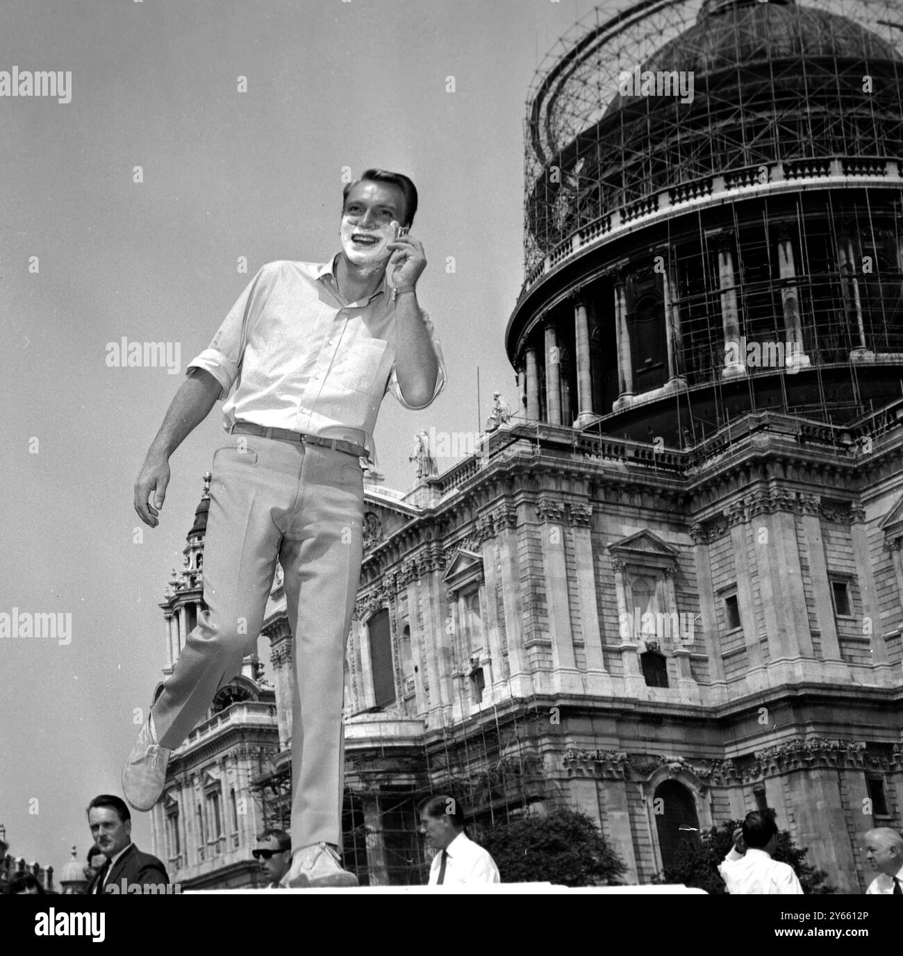 London : der in Coventry geborene Sänger Frank Ifield verbrachte den Großteil seines Lebens " Down Under " hier, um einen Film " Up Jumped A Swagman " in der St Paul's Cathedral zu drehen . 14. Juni 1965 Stockfoto