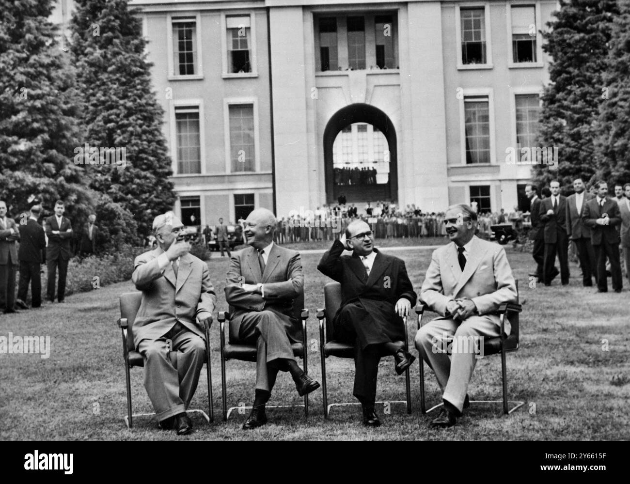 Genf : The Big Four im Palais des Nations Prior ( von links nach rechts ) sowjetischer Premierminister Nikolai Bulganin : Amerikas Präsident Eisenhower ; französischer Premierminister Edgar Faure : britischer Premierminister Sir Anthony Eden . 19. Juli 1955 Stockfoto