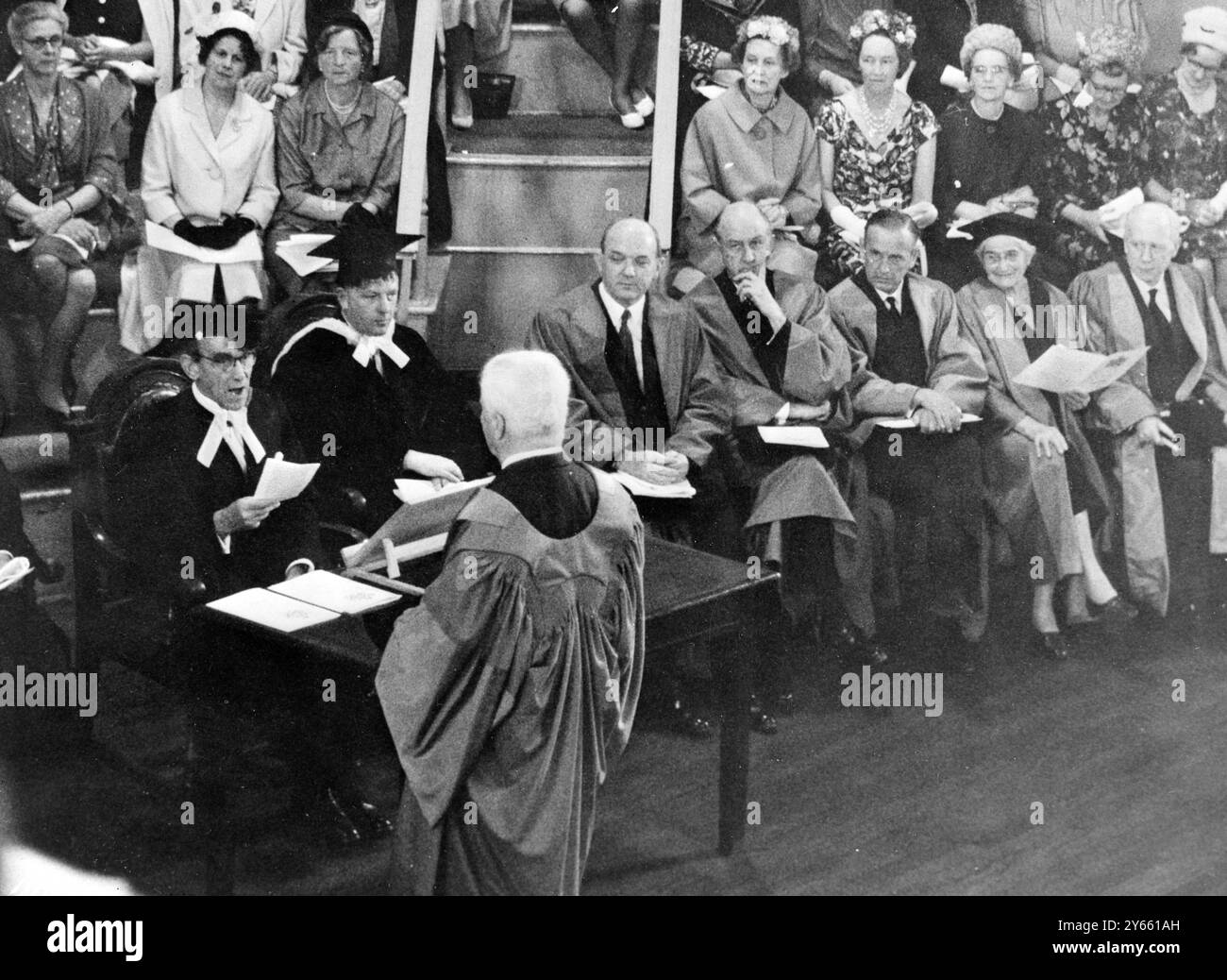 Oxford : Vizekanzler der Universität Oxford Herr A. L . S . Norrington ( links am Tisch ) verleiht bei der Zeremonie im Oxford Town Hall den Ehrendoktor für Briefe des weltberühmten Komikers Charlie Chaplin ( Stehplatz ) . US-Außenminister Dean Rusk , Präsident der Weltbank , Eugene Black , Künstler Graham Sutherland : Lecturer in History Dr . Helen Maud Cam : Professor George Ostrogorsky . 27. Juni 1962 Stockfoto