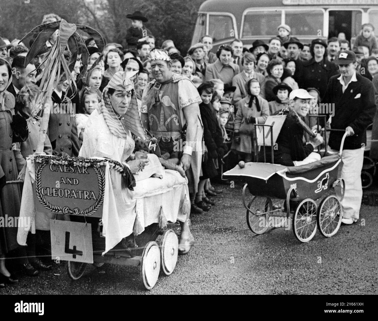 Pagham , Sussex : Kinderwagenpuscher und Babys . F Smith und Baby W. Paige gehörte zu den 18 Mannschaften, die 1947 am ersten Lauf von knapp zwei Meilen teilnahmen. 27. Dezember 1953 Stockfoto