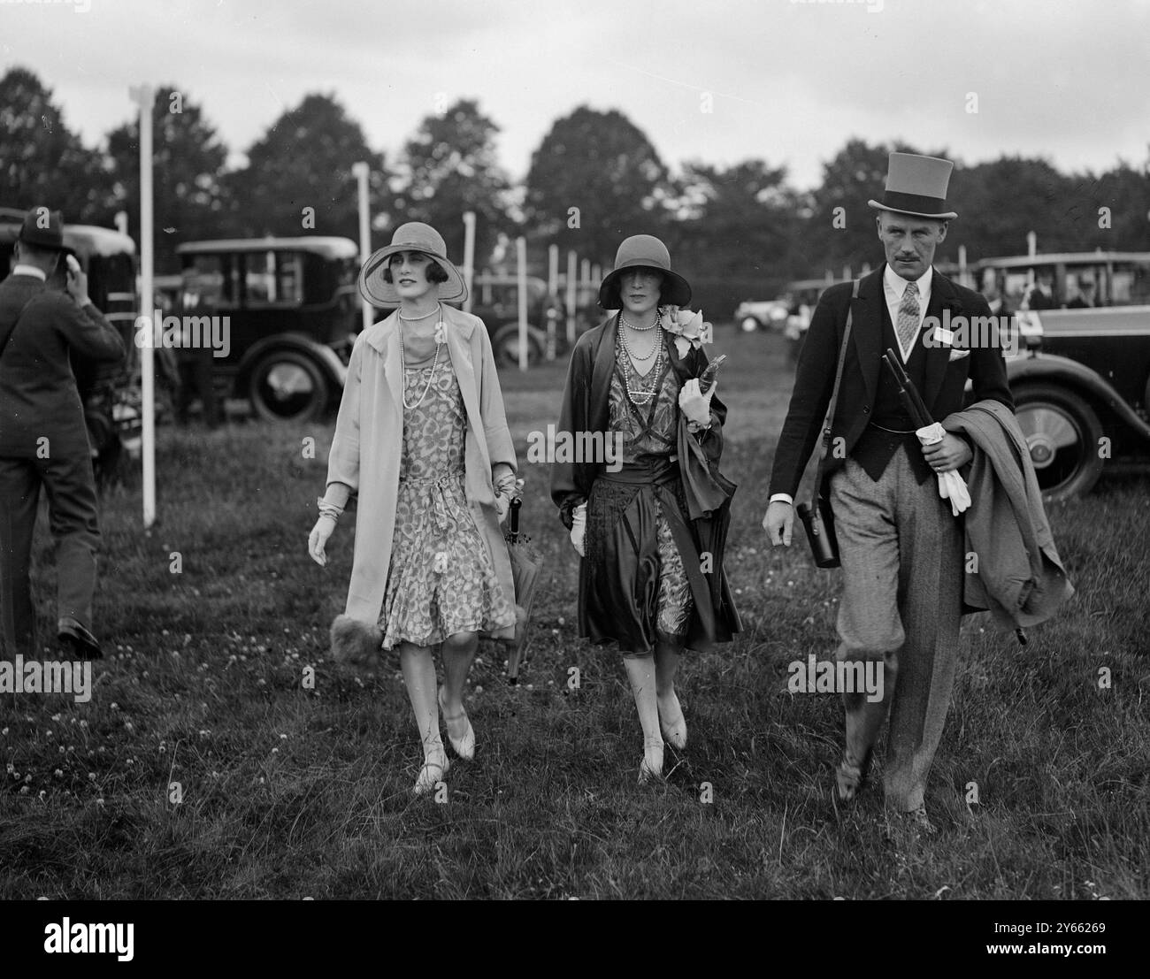 Beim Royal Ascot Renntreffen auf der Ascot Rennbahn - von links nach rechts; Miss Angela, Mrs. Und Major Larnach Nevill 1931 Stockfoto