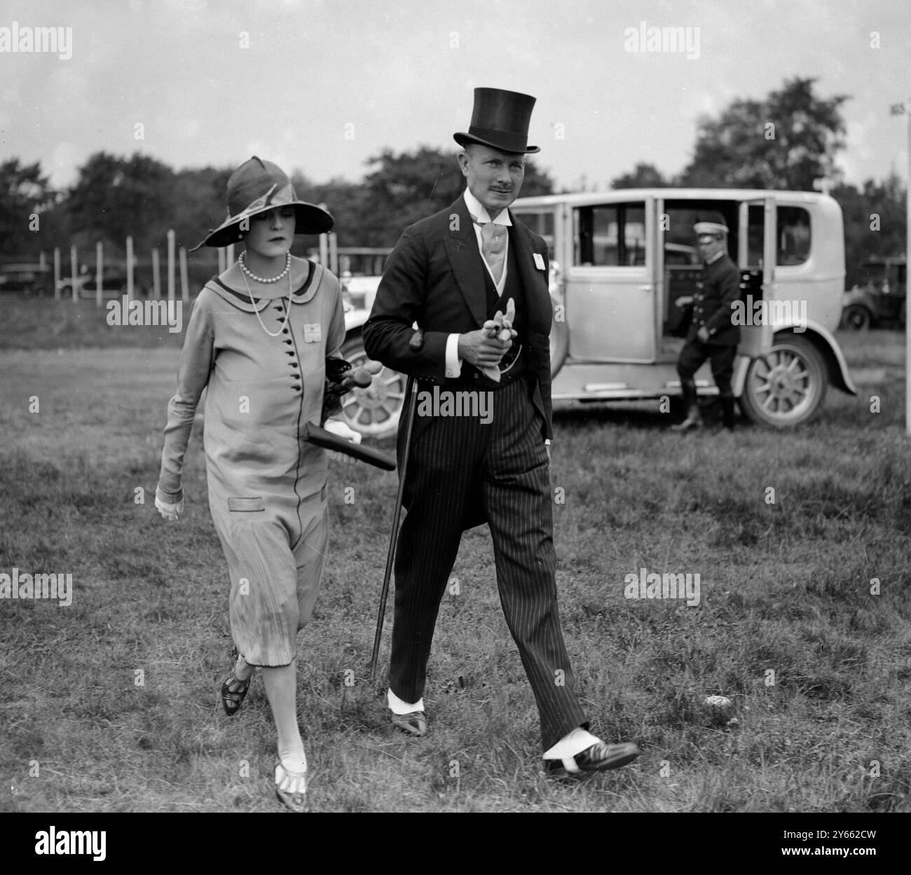 Beim Royal Ascot Renntreffen auf der Ascot Rennbahn - Captain und Mrs. Ambrose Goddard . 1925 Stockfoto
