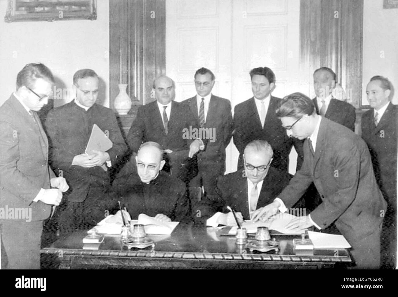 Heute wurde ein Vertrag zwischen dem Vatikan und Ungarn unterzeichnet. Der Vertreter des Vatikans, Mons Agostino Casaroli (Sitzplatz links) und Minister Jozsef Prantner (Sitzplatz rechts) Budapest - 15. September 1964 Stockfoto