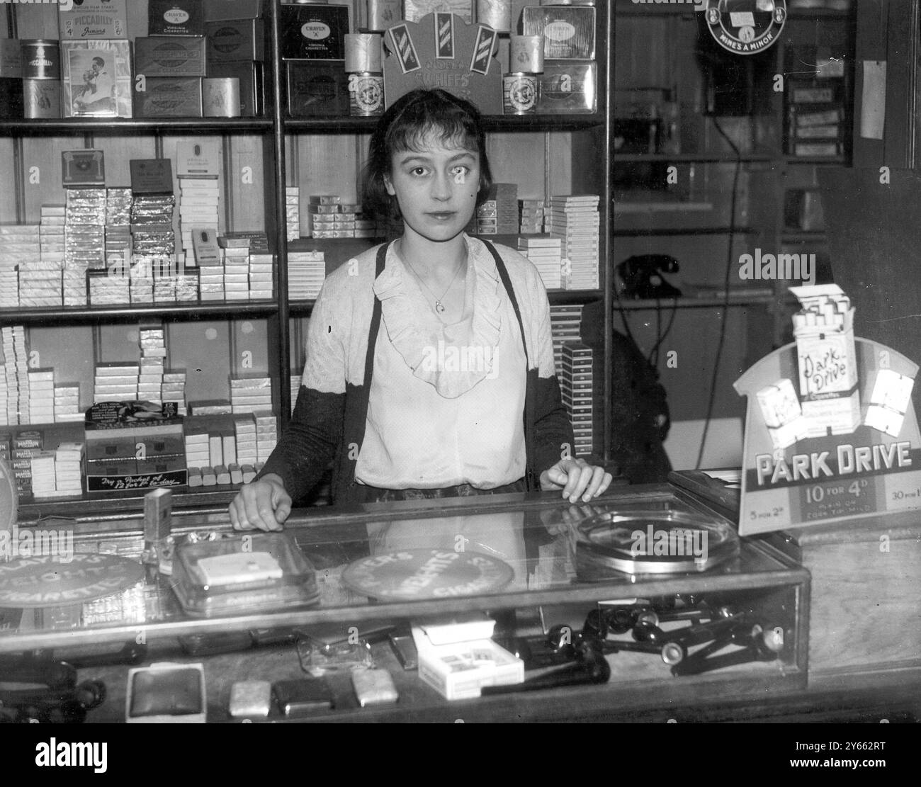 Miss Phyllis Storey, Assistentin im Tabakladen in Green Lane, Mauringuy. London - 1. Dezember 1934 Stockfoto