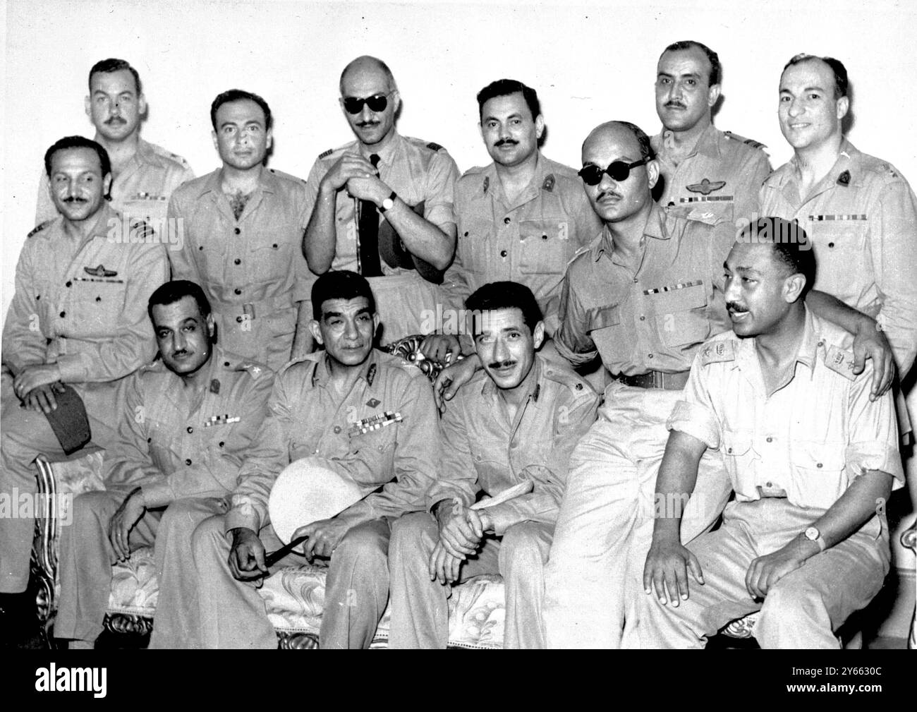 Die Männer, die Ägypten zur republik machten, die Mitglieder des Revolutionären rates. Von rechts nach links: Anwar El Sadat, Salah Salem, Abdel Hakim Amer, Präsident Neguib, Lieut Col Nasser, Abdel Latif Bohgdadi. Rechts nach links: Zakaria Mohieddin, Hassan Ibrahim, Kamal El DIN Hussein und Hussein El Shafei 19. Juni 1953 Stockfoto