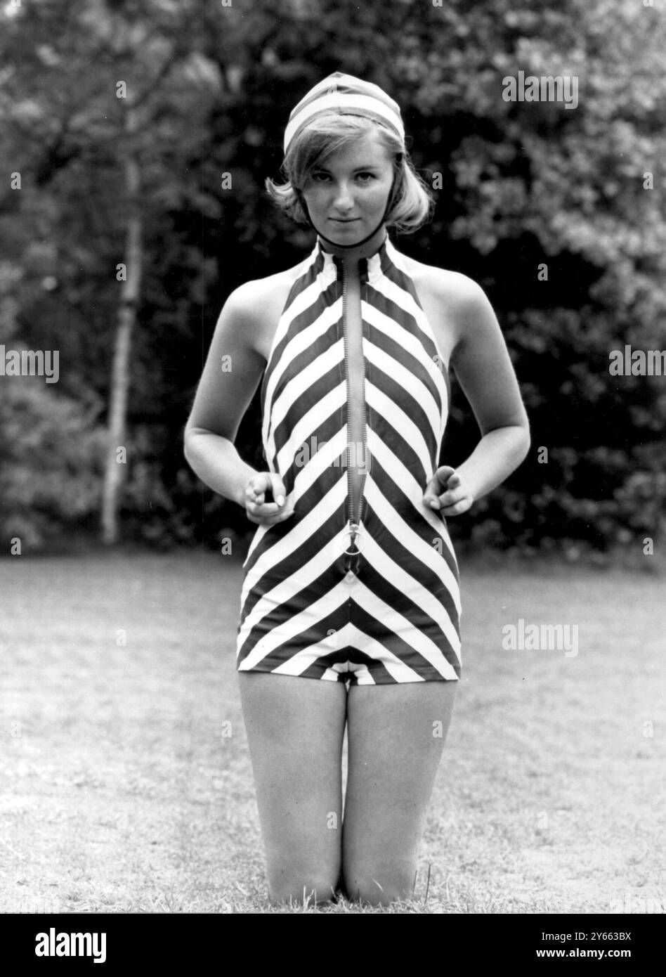 Ein modisches Modell, das den neuen Badeanzug mit Reißverschluss zeigt, der von Barbara Hulanicki in Biba's Boutique in West London entworfen wurde. Juni 1965 Stockfoto