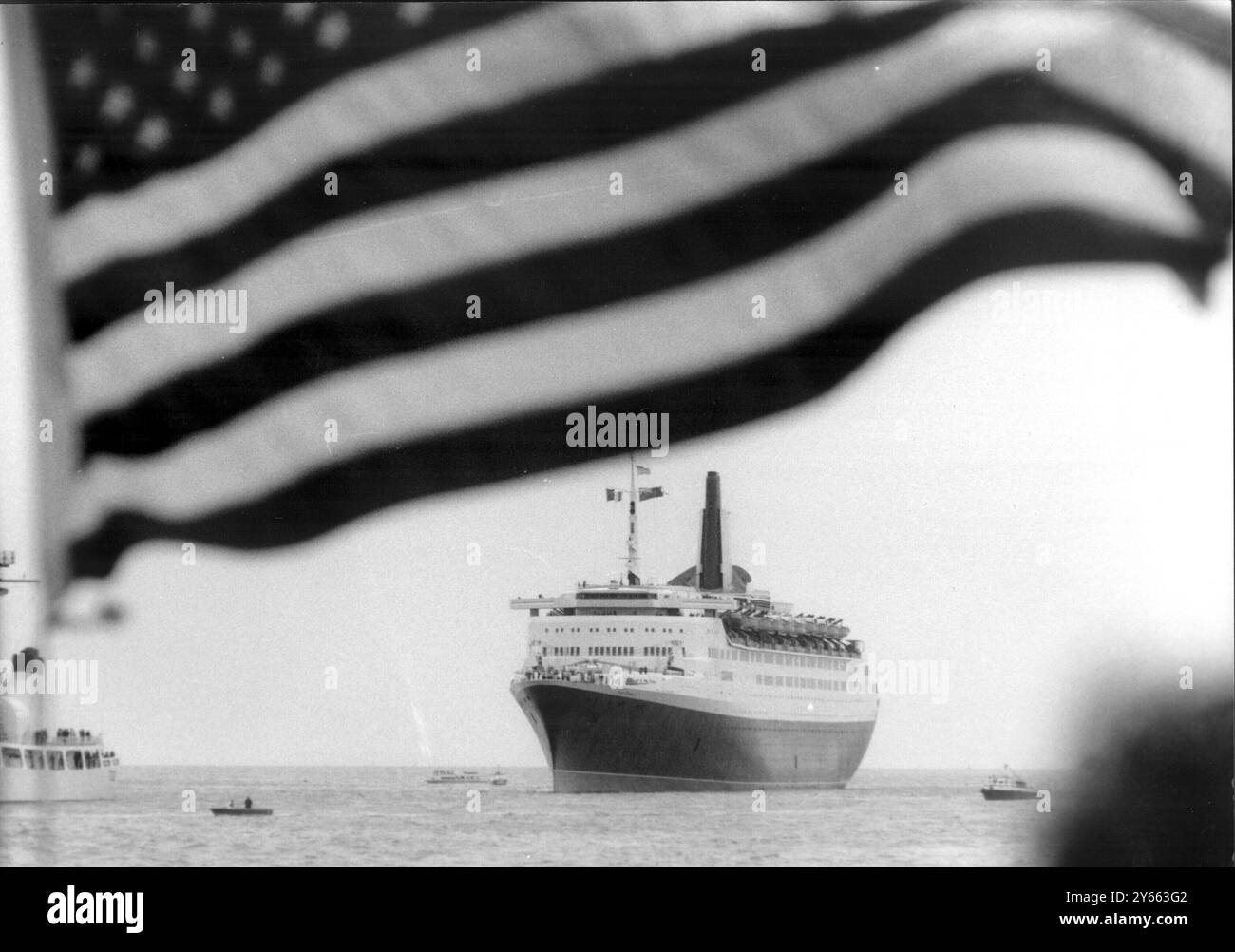 Die amerikanische Flagge „Stars and Strips“ dominiert dieses Bild, das die Königin Elizabeth II. Am Ende ihrer transatlantischen Jungfernfahrt in New York ankommt. Mai 1969 Stockfoto