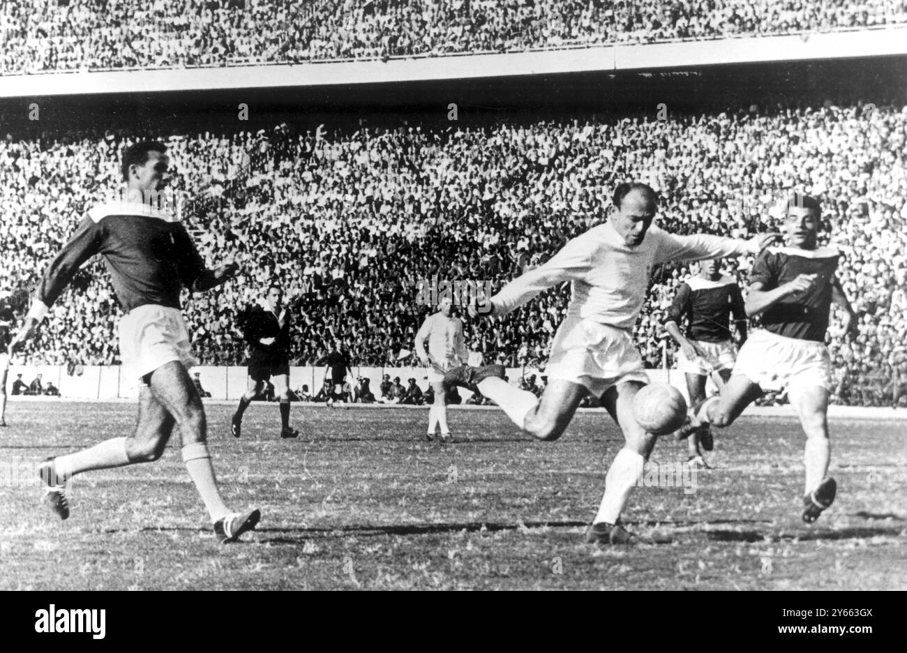 Alfredo Di Stefano, Mittelstürmer für Real Madrid, der während des Spiels gegen den Zamalek Sporting Club in Kairos neuem sechs Millionen Pfund schweren Stadion in Aktion war. Real Madrid, dessen erstes Spiel es in der freien Arabischen Republik war, gewann mit vier Toren zu einem. März 1961. Stockfoto