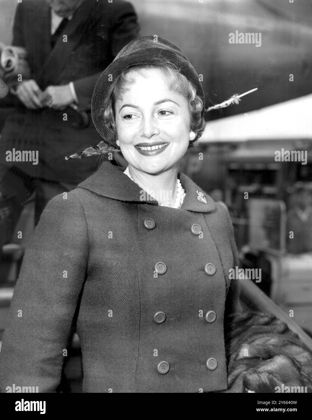 Fillm Star Olivia de Havilland kommt von ihrem Haus in Paris zum Flughafen London, um ihr neuestes Bild der stolze Rebel zu präsentieren. September 1958 Stockfoto