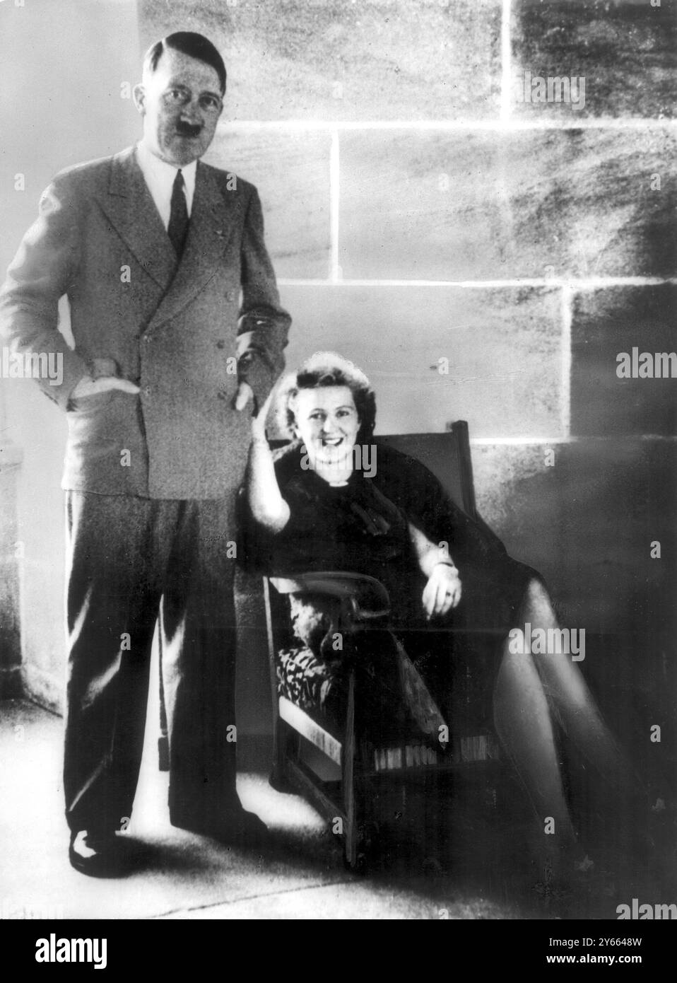 Adolf Hitler und seine Geliebte Eva Braun ziehen sich in Berchtesgaden zurück. Das Foto wurde unter Evas persönlichem Eigentum entdeckt, als mehrere Fotoalben entdeckt wurden. November 1945 Stockfoto