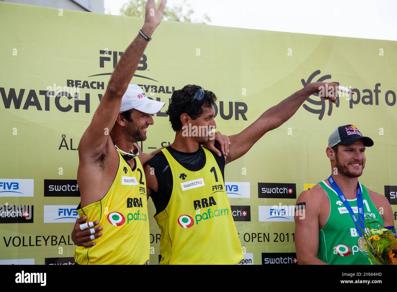 MEDAILLENZEREMONIE, PAF OPEN, BEACHVOLLEYBALL, MARIEHAMN, 2011: Marcio Araujo (1) und Benjamin Insfran (2) aus Brasilien gewinnen Gold. PAF Open am 21. August 2011 in Mariehamn, Åland, Finnland. Foto: Rob Watkins. INFO: Das PAF Open Beach Volleyballturnier fand zwischen 2009-2013 in Mariehamn, Åland, Finnland statt. Es zog die besten internationalen Teams und Spieler als Rangliste der offiziellen FIVB World Tour an. Stockfoto