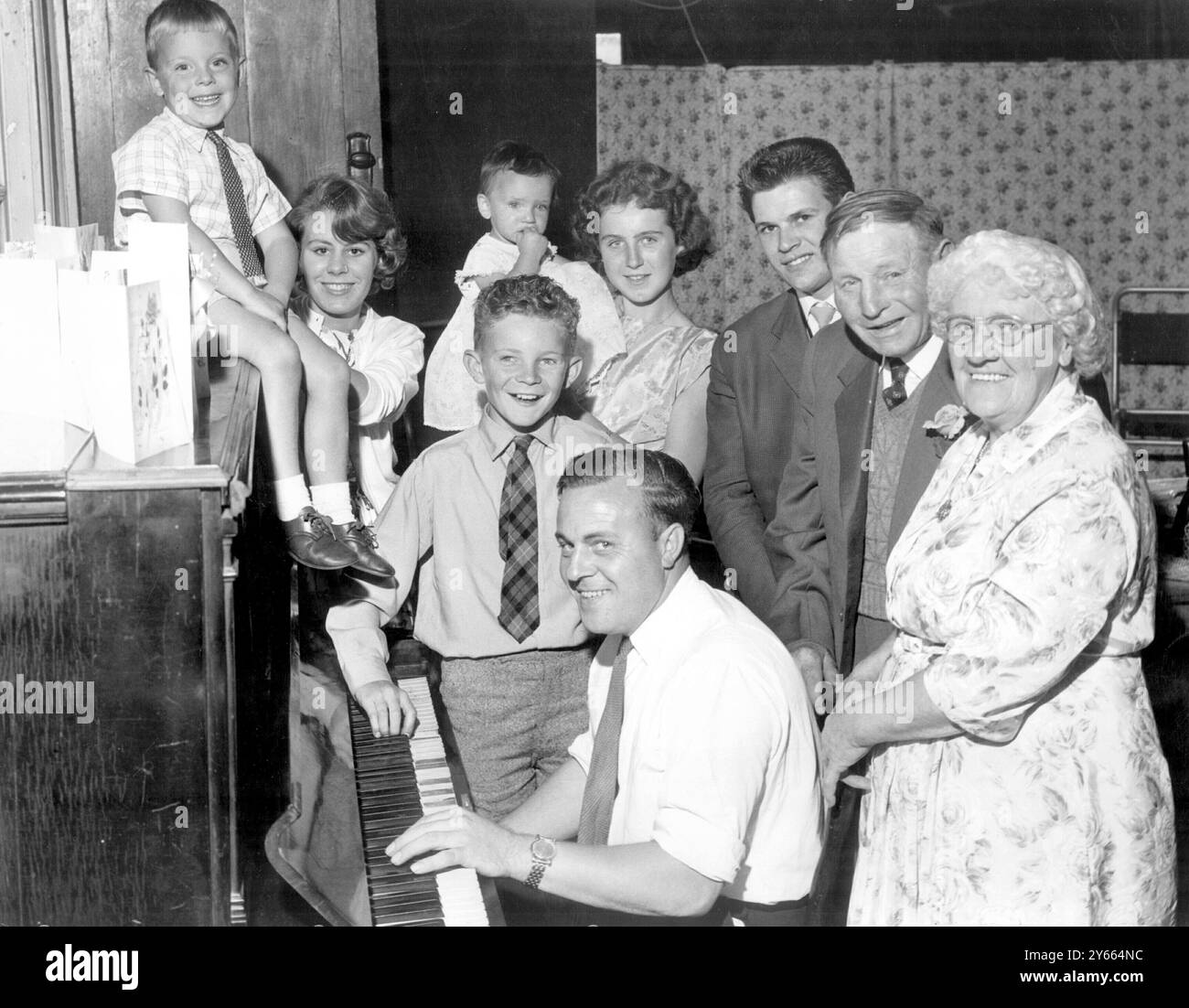 Golden Wedding Celebration die sechs Enkel von Mr. Und Mrs. W Cuckoo von High Cross Road Westwood Southfleet waren bei der Familienfeier anwesend. August 1960 Stockfoto
