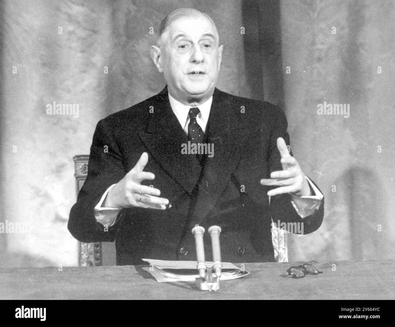 Präsident Charles de Gaulle auf einer Pressekonferenz, nachdem er am 15. Januar 1963 seinen Widerstand gegen den Beitritt Großbritanniens zum Gemeinsamen Markt angekündigt hatte Stockfoto