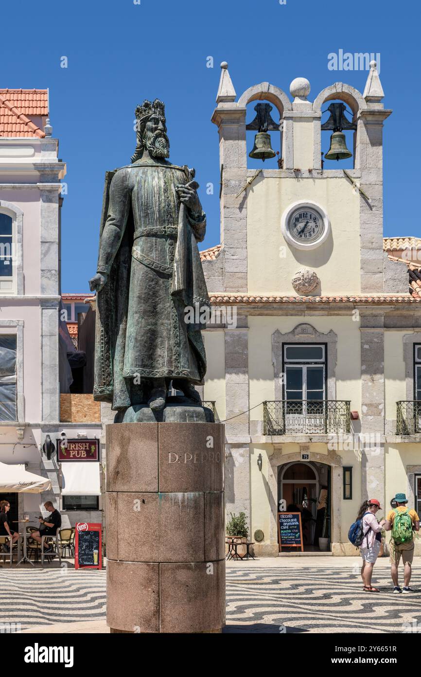 Außenfassade des Antigos Pacos do Concelho, Cascais City am 5. Oktober Platz mit der Statue des Königs Dom Pedro I. Cascaes, Portugal, Europa Stockfoto