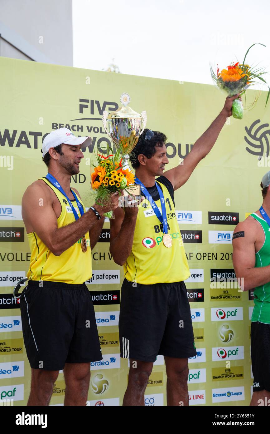 MEDAILLENZEREMONIE, PAF OPEN, BEACHVOLLEYBALL, MARIEHAMN, 2011: Marcio Araujo (1) und Benjamin Insfran (2) aus Brasilien gewinnen Gold. PAF Open am 21. August 2011 in Mariehamn, Åland, Finnland. Foto: Rob Watkins. INFO: Das PAF Open Beach Volleyballturnier fand zwischen 2009-2013 in Mariehamn, Åland, Finnland statt. Es zog die besten internationalen Teams und Spieler als Rangliste der offiziellen FIVB World Tour an. Stockfoto