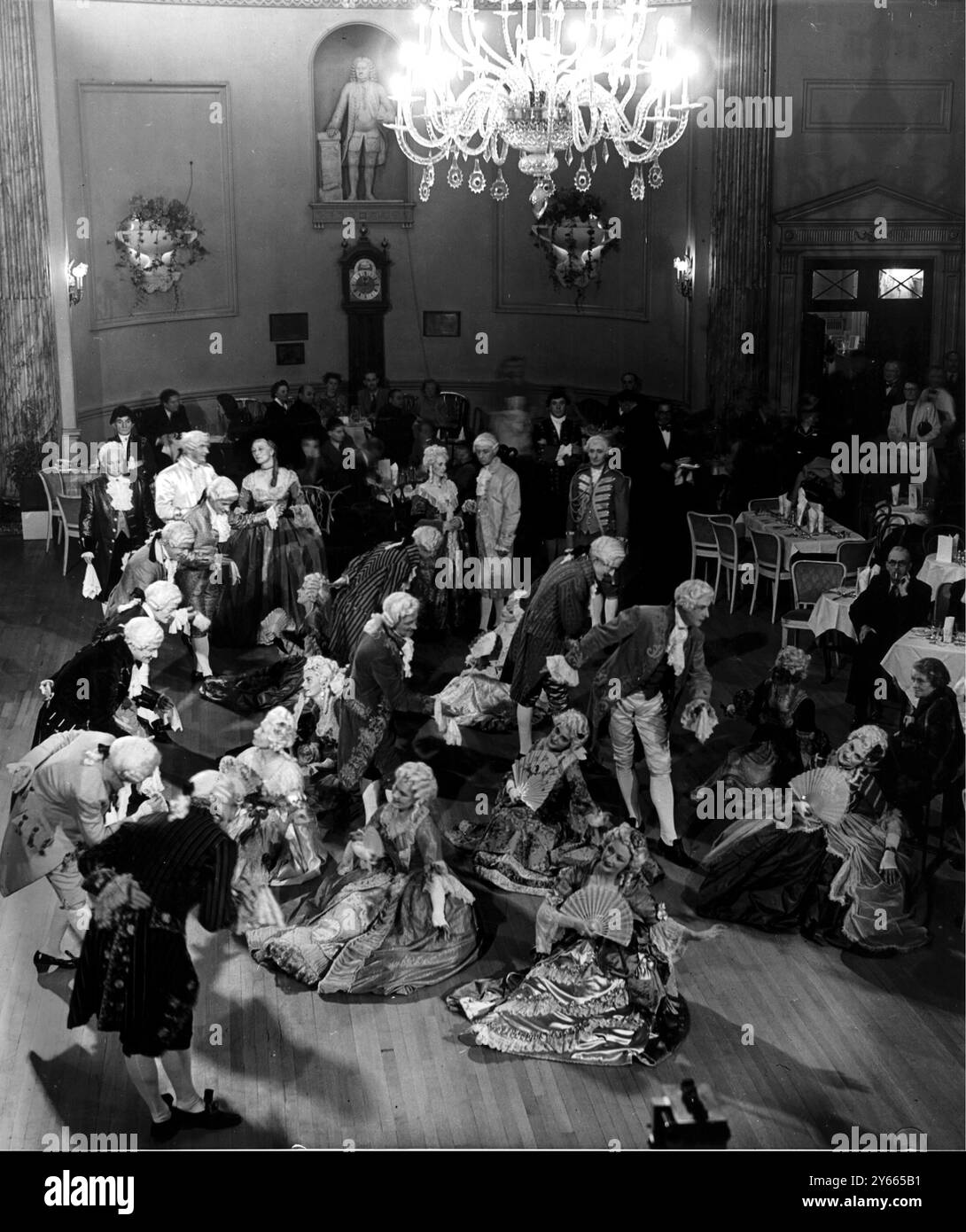 Georgianischer Fancy Dress Ball - der Grand Pump Room in Bath 23. April 1948 Stockfoto