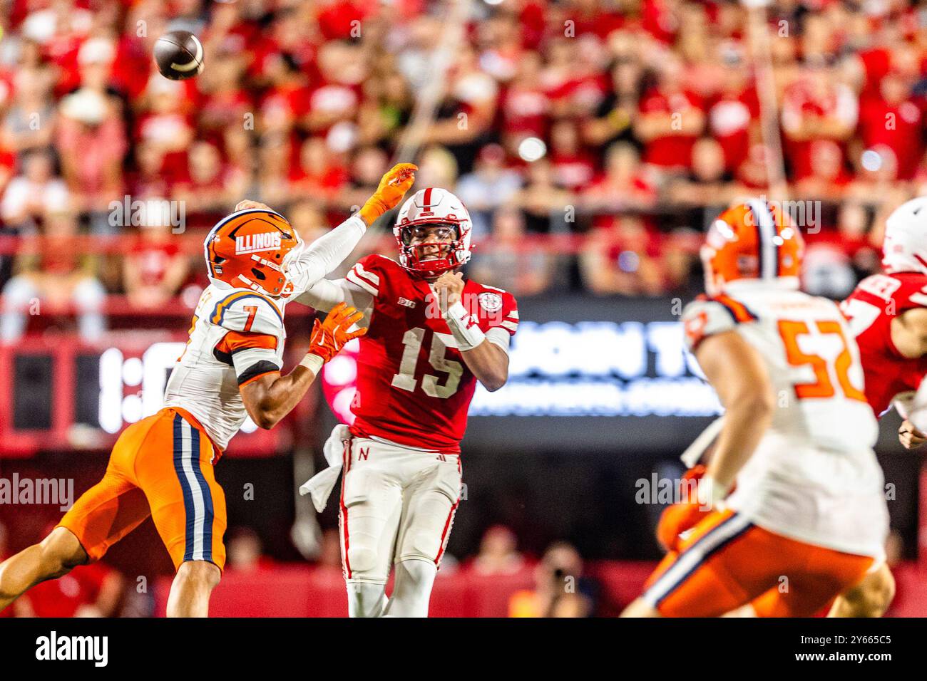 Lincoln, NE. USA, 20. September 2024. - Nebraska Cornhuskers Quarterback Dylan Raiola (15) wirft einen Pass als llinois im Memorial Stadium in Lincoln (NE) gegen Illini Defensive Back Matthew Bailey (7) versucht, in Aktion zu blockieren. Illinois gewann 31-24. Teilnahme: 86.936.400. Ausverkauf in Folge. Michael Spomer/Cal Sport Media/Alamy Live News Stockfoto