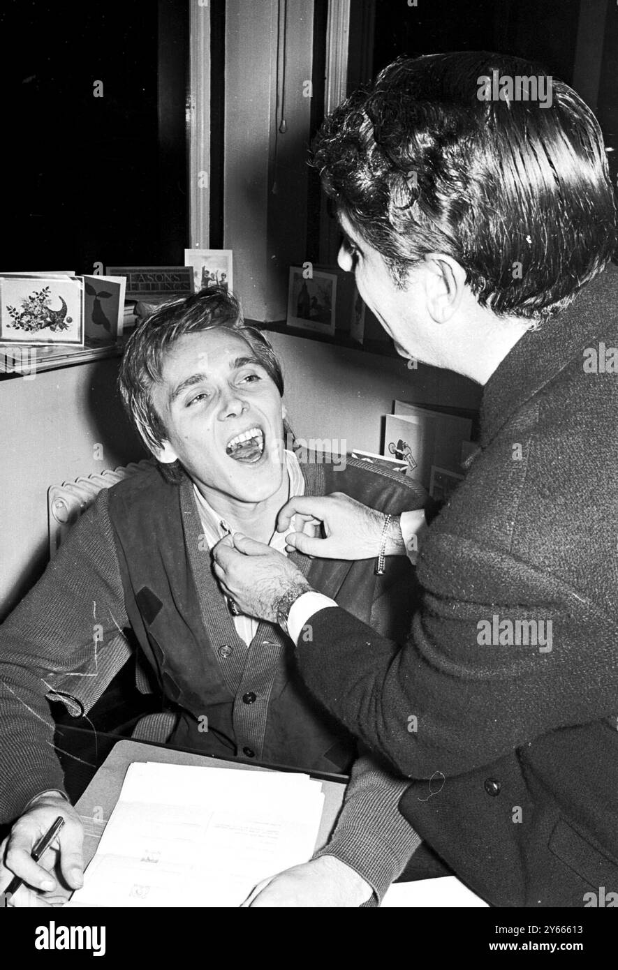 Popstar Billy Fury wird von seinem Manager Larry Parnes überprüft. Billy hat seine Stimmbänder am 21. September 1966 für eine halbe Million Pfund versichert Stockfoto